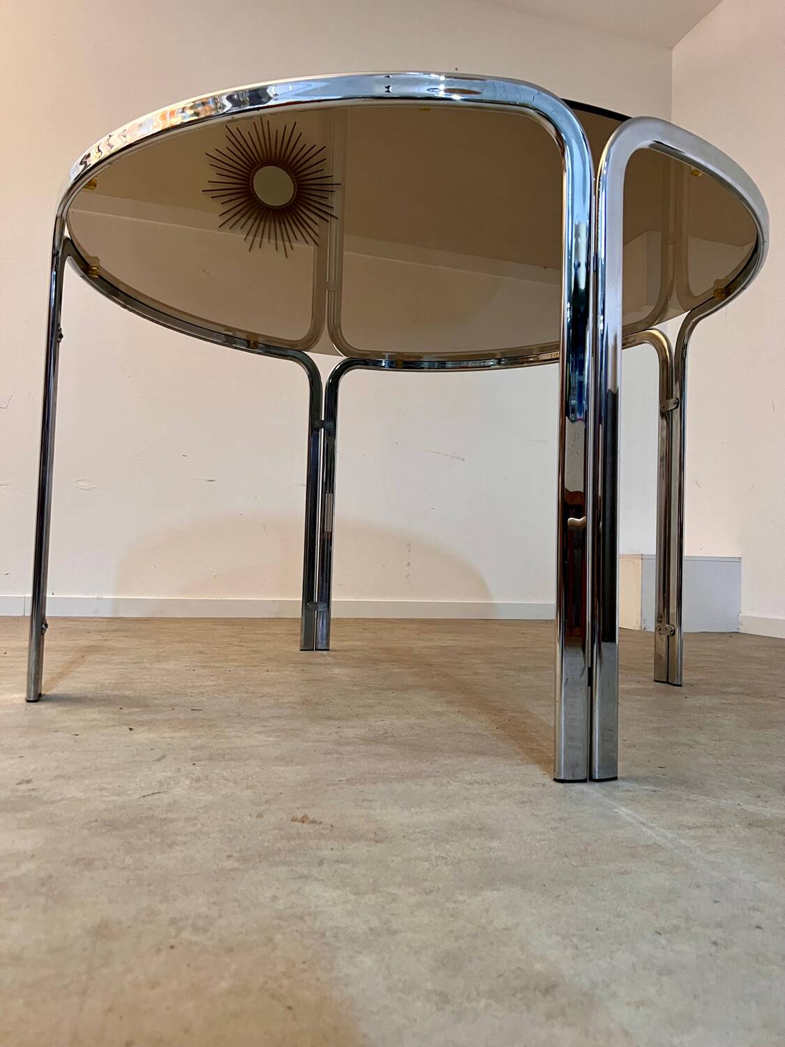 Table ronde vintage tubulaire en métal et verre fumé design année 70