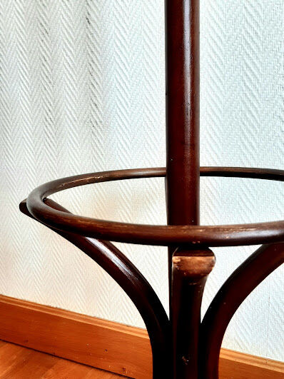 Curved wooden bistro parrot coat rack