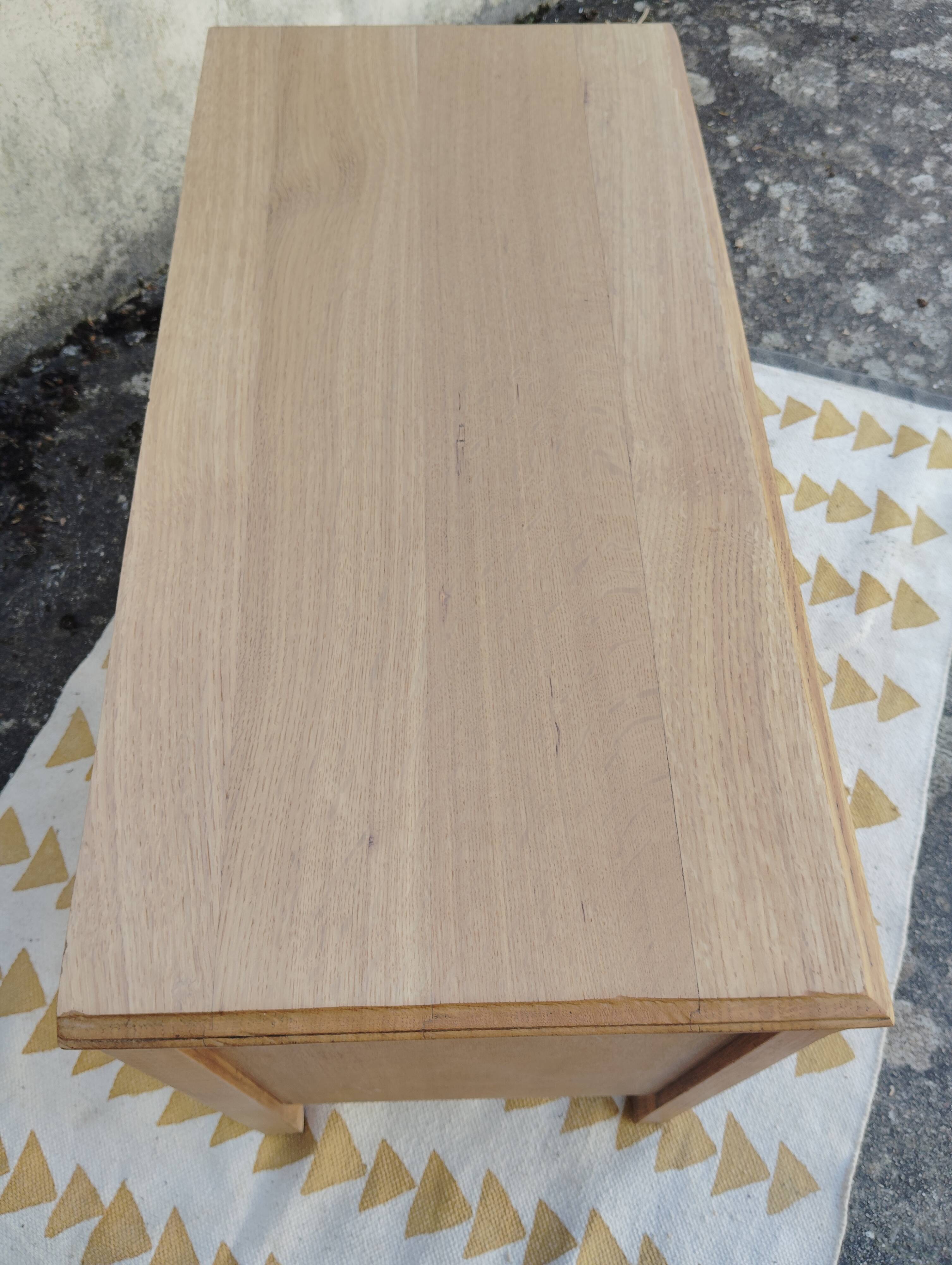 Small English oak chest of drawers with 3 drawers