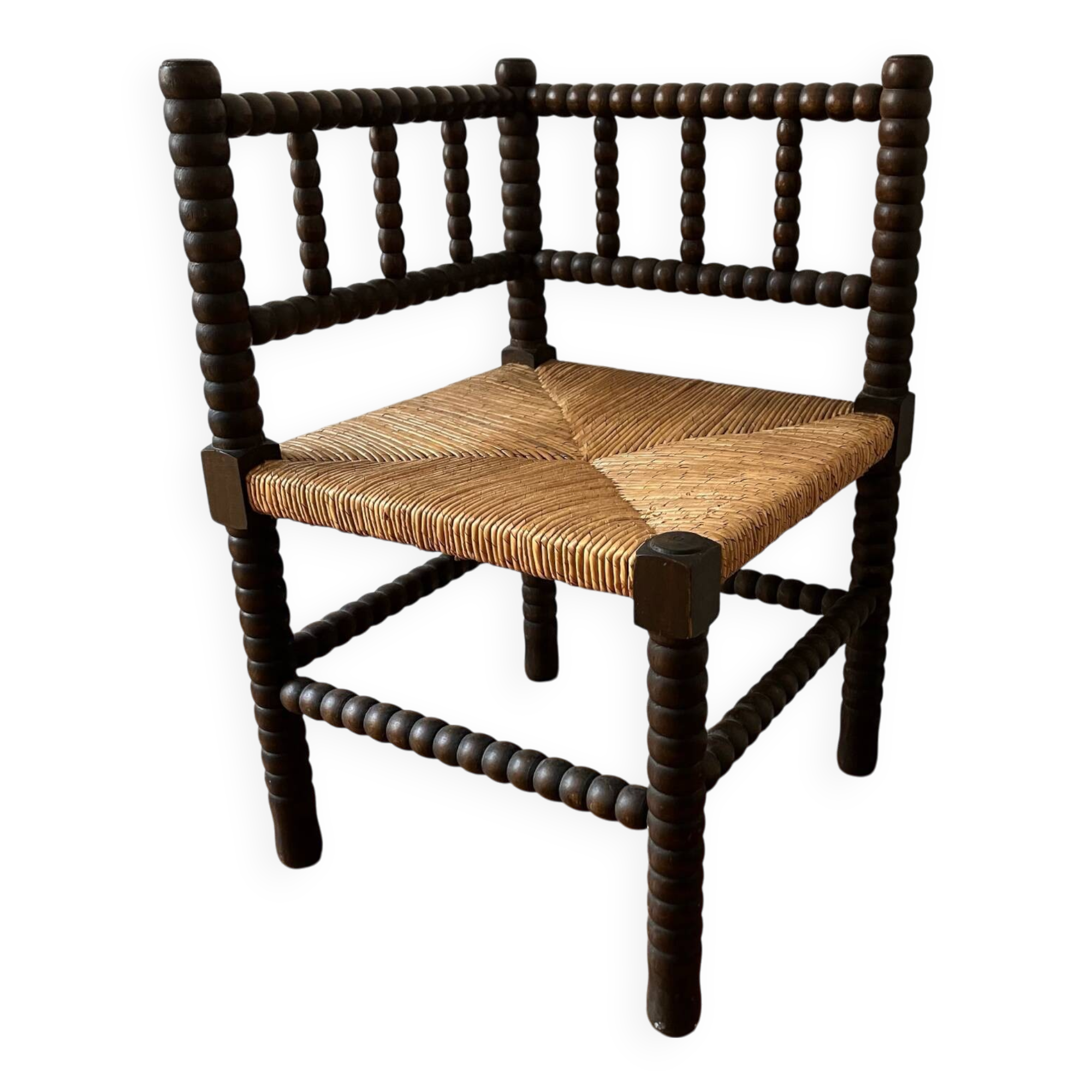 Chaise d’angle en bois tourné et paille