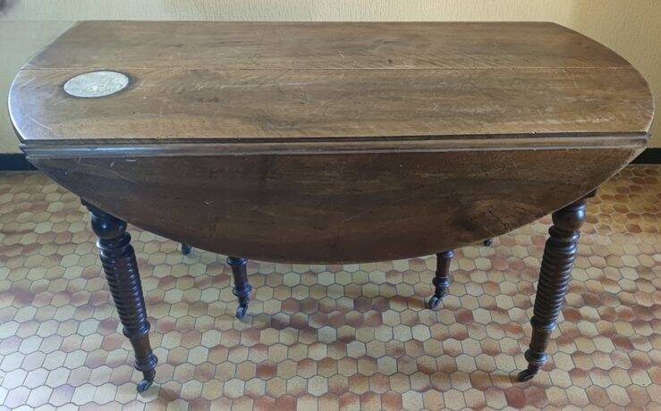 Antique oval table
