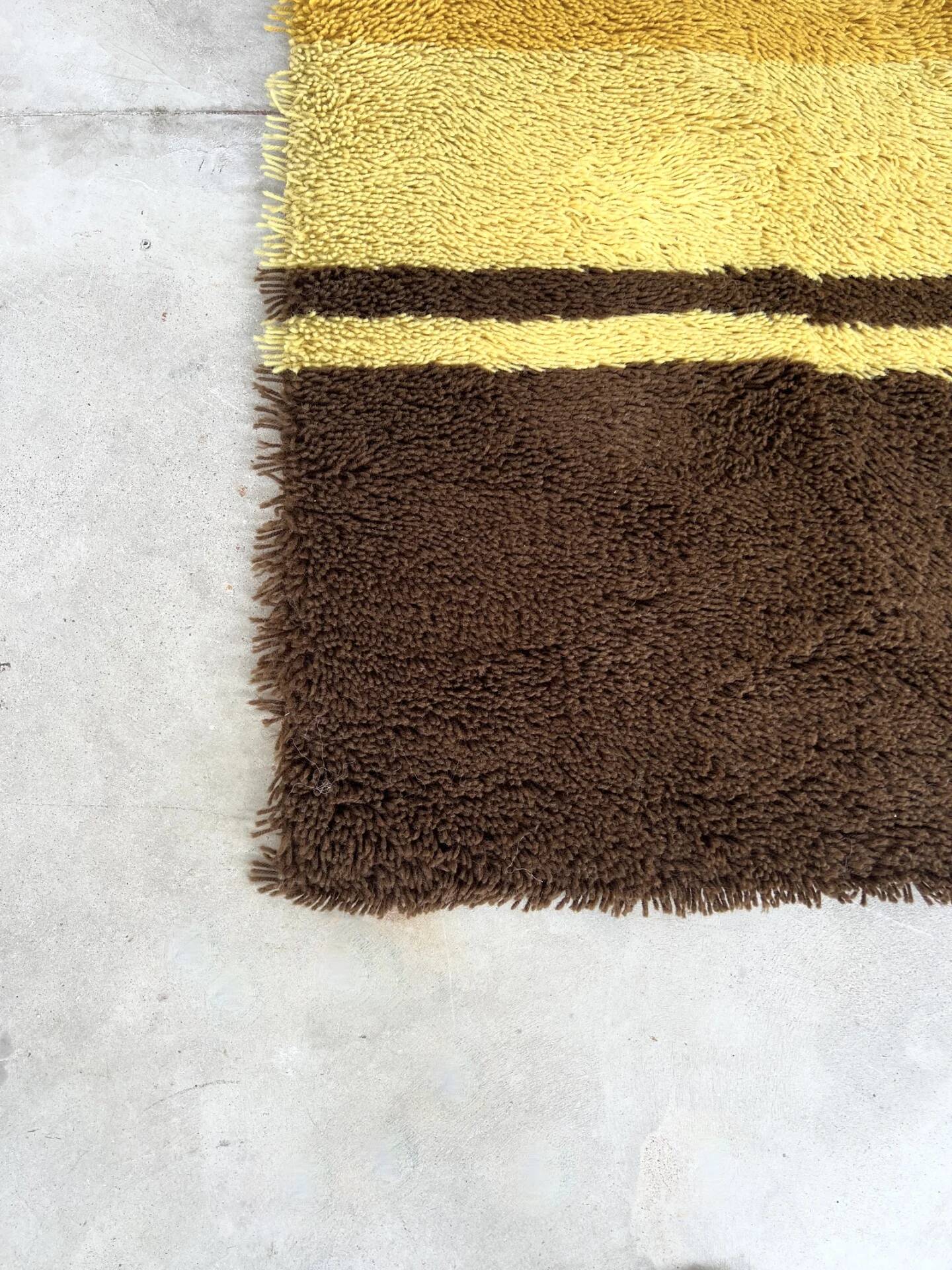 Vintage 1970s rug with wavy stripes in ochre shades — 200 × 300cm