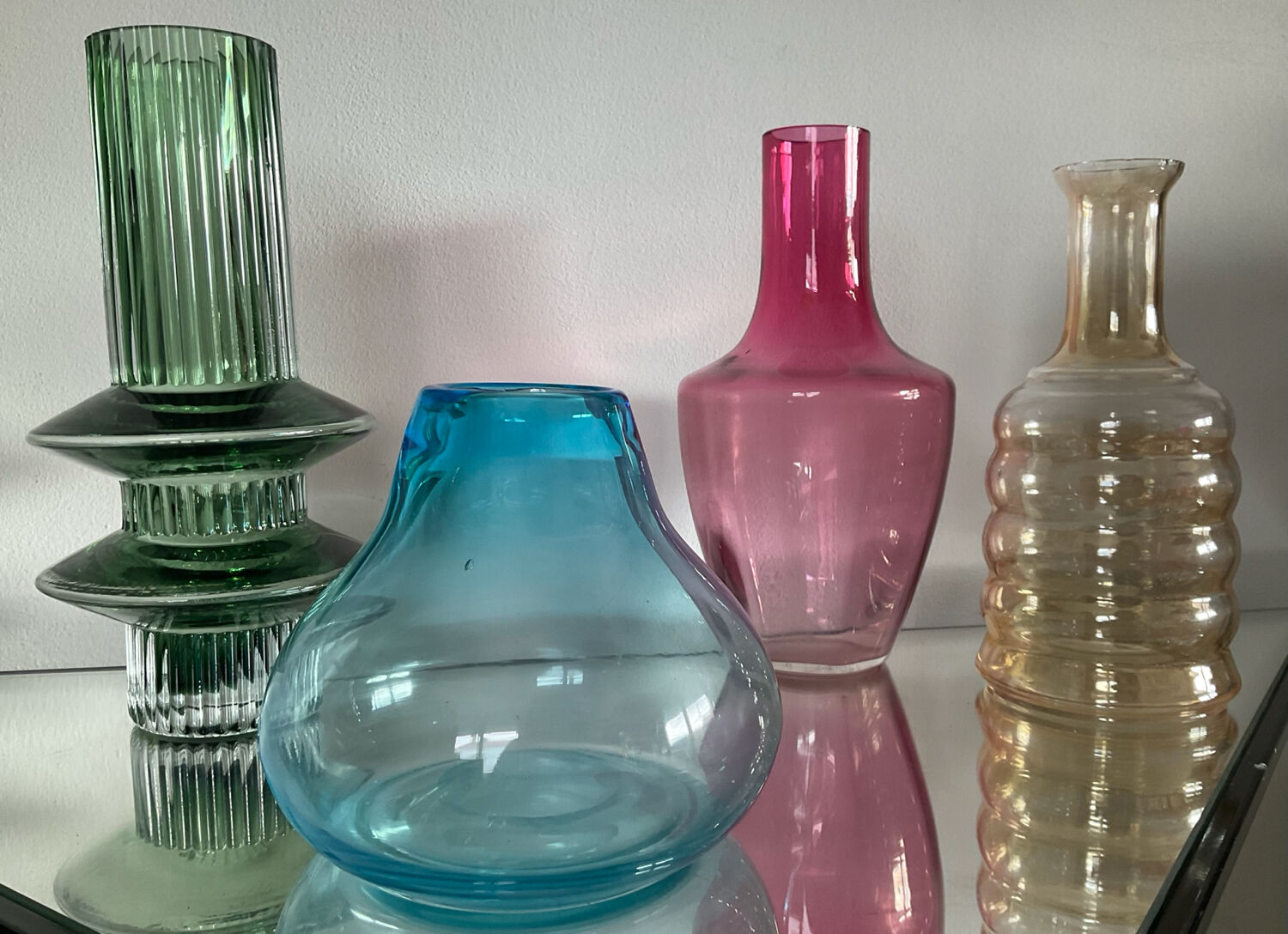 Série de 4 vases vintage en verre coloré