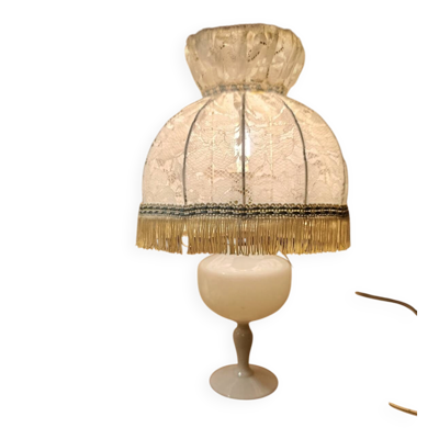 Lampe de chevet blanche, dentelles et opaline