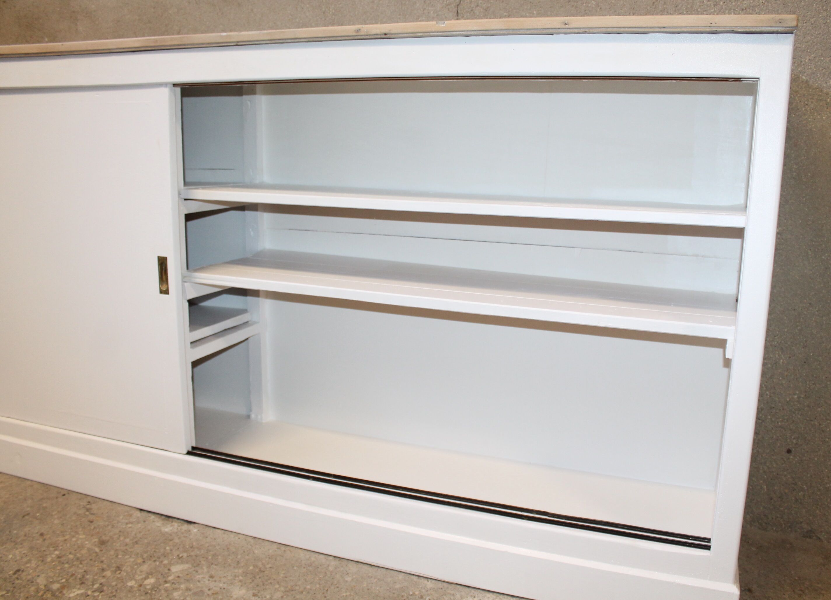 Sliding doors counter