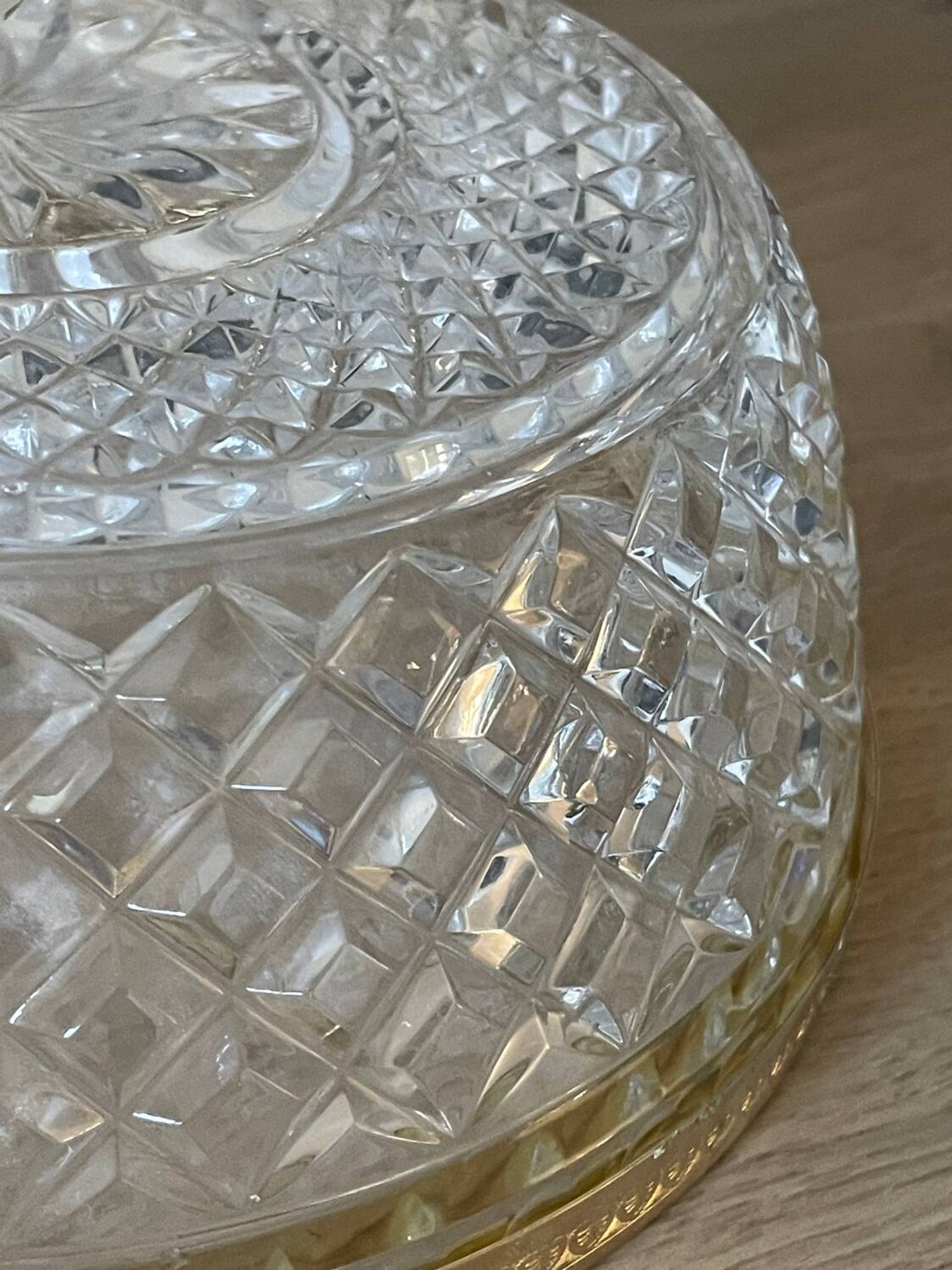 Saladier et coupelles en verre taillé et laiton