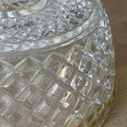 Saladier et coupelles en verre taillé et laiton