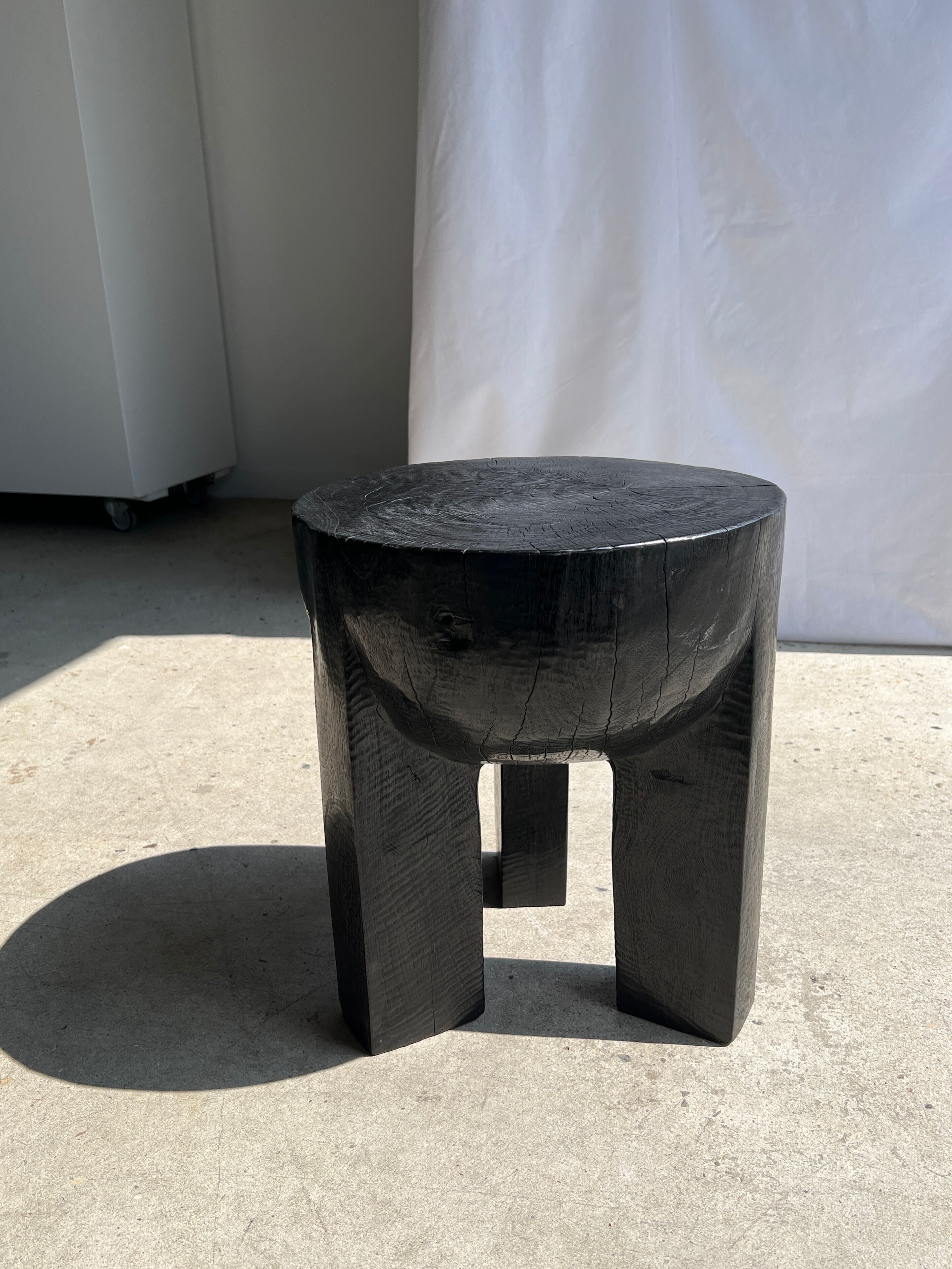Black mango wood tripod side table with a semi-spherical top, height: 45 cm, diameter: 44 cm.