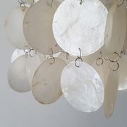 Lustre en nacre édition 1960 vintage (8 lustres disponibles!)