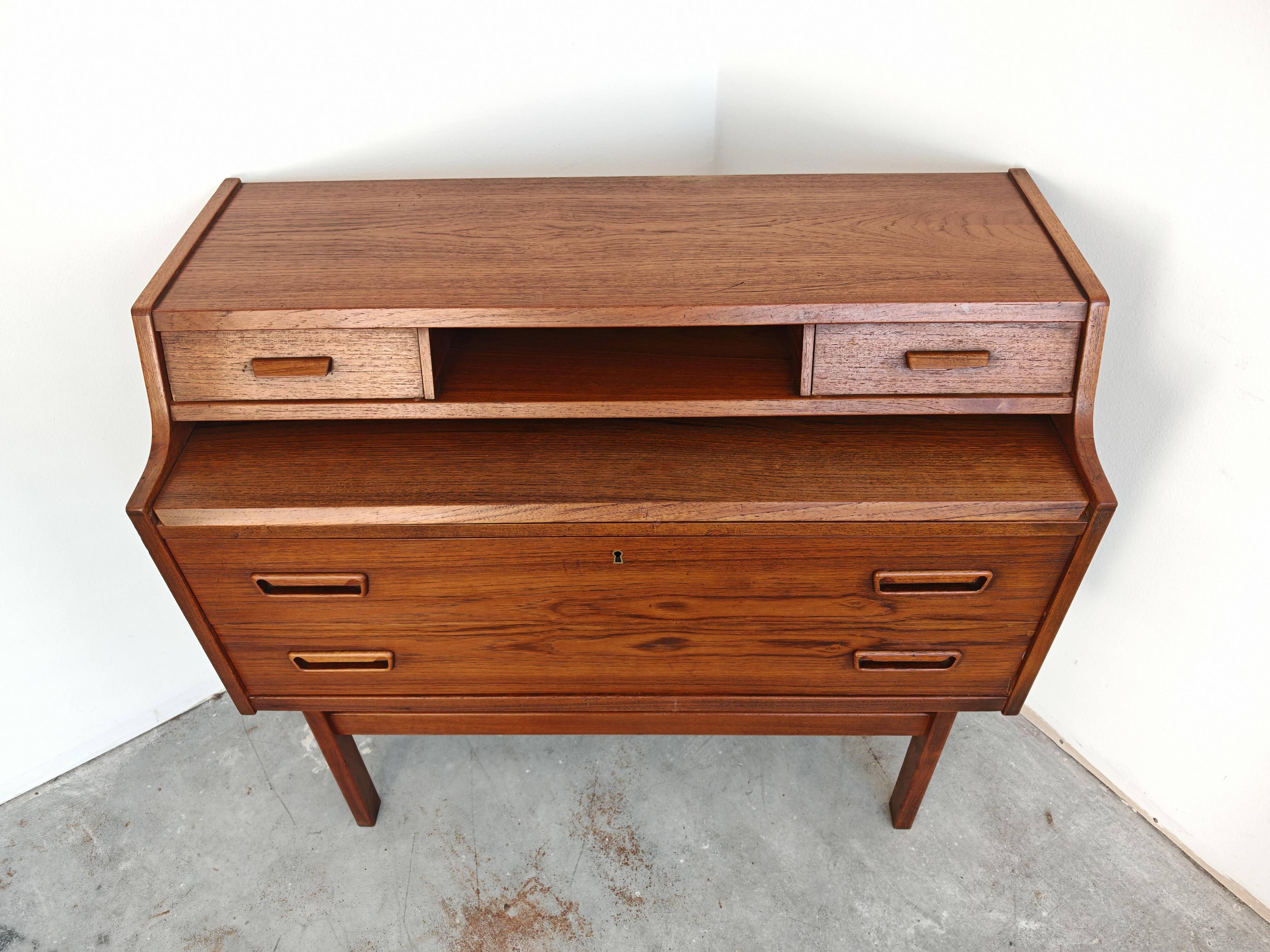 Bureau et commode Mid Century Modern par Arne Wahl Iversen 1960s
