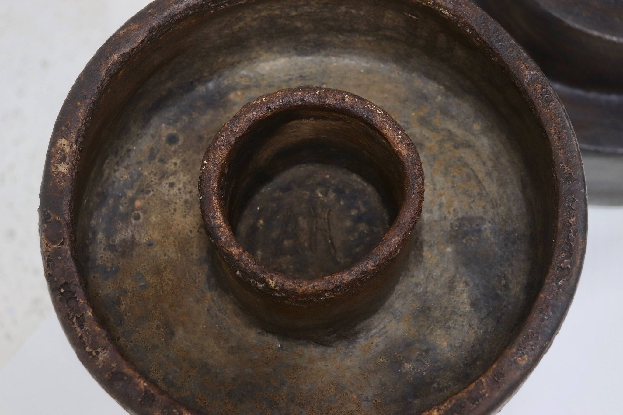 Objet cylindrique en grès brutaliste signé Studio Pottery années 1960