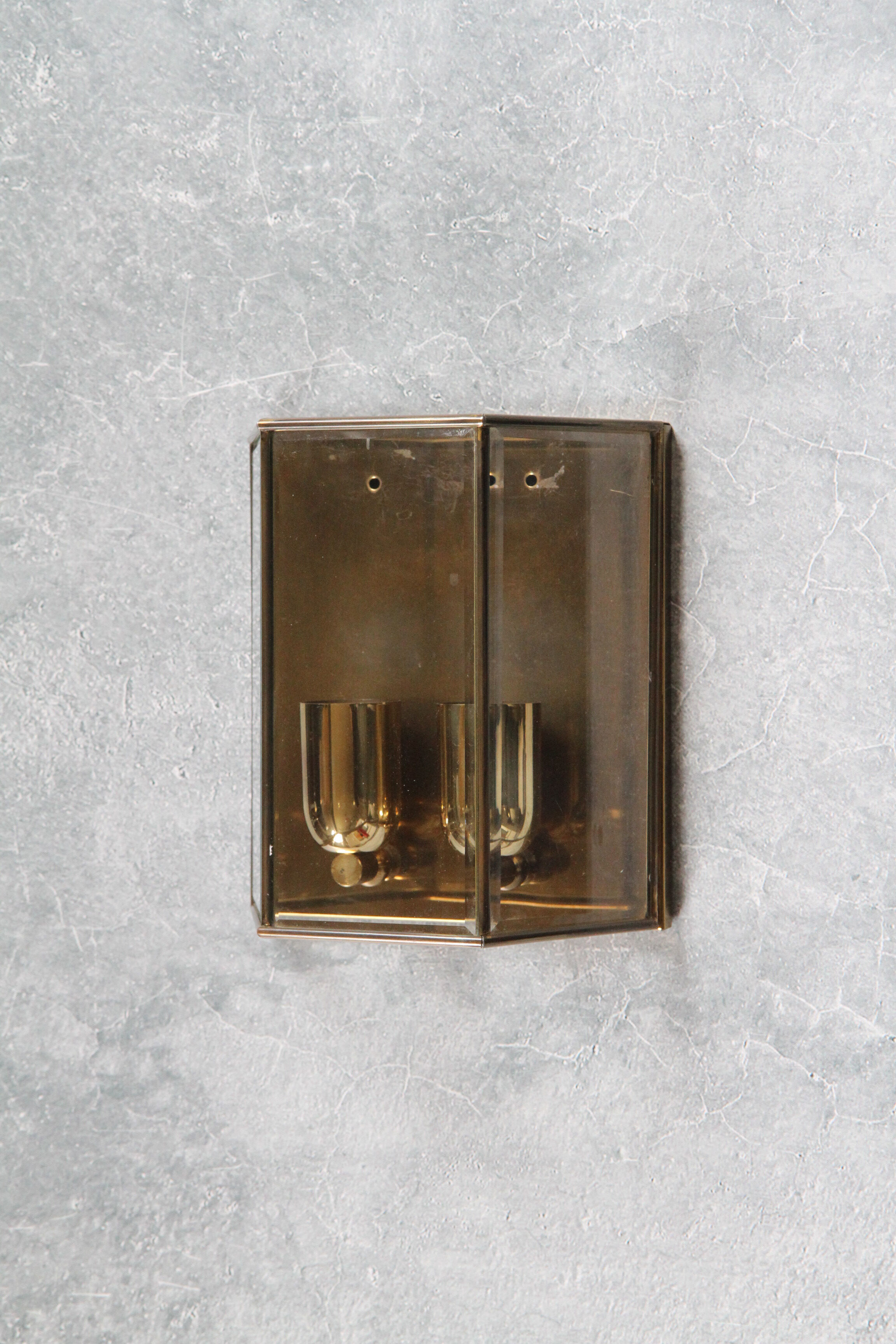 Wall sconce in brass and glass