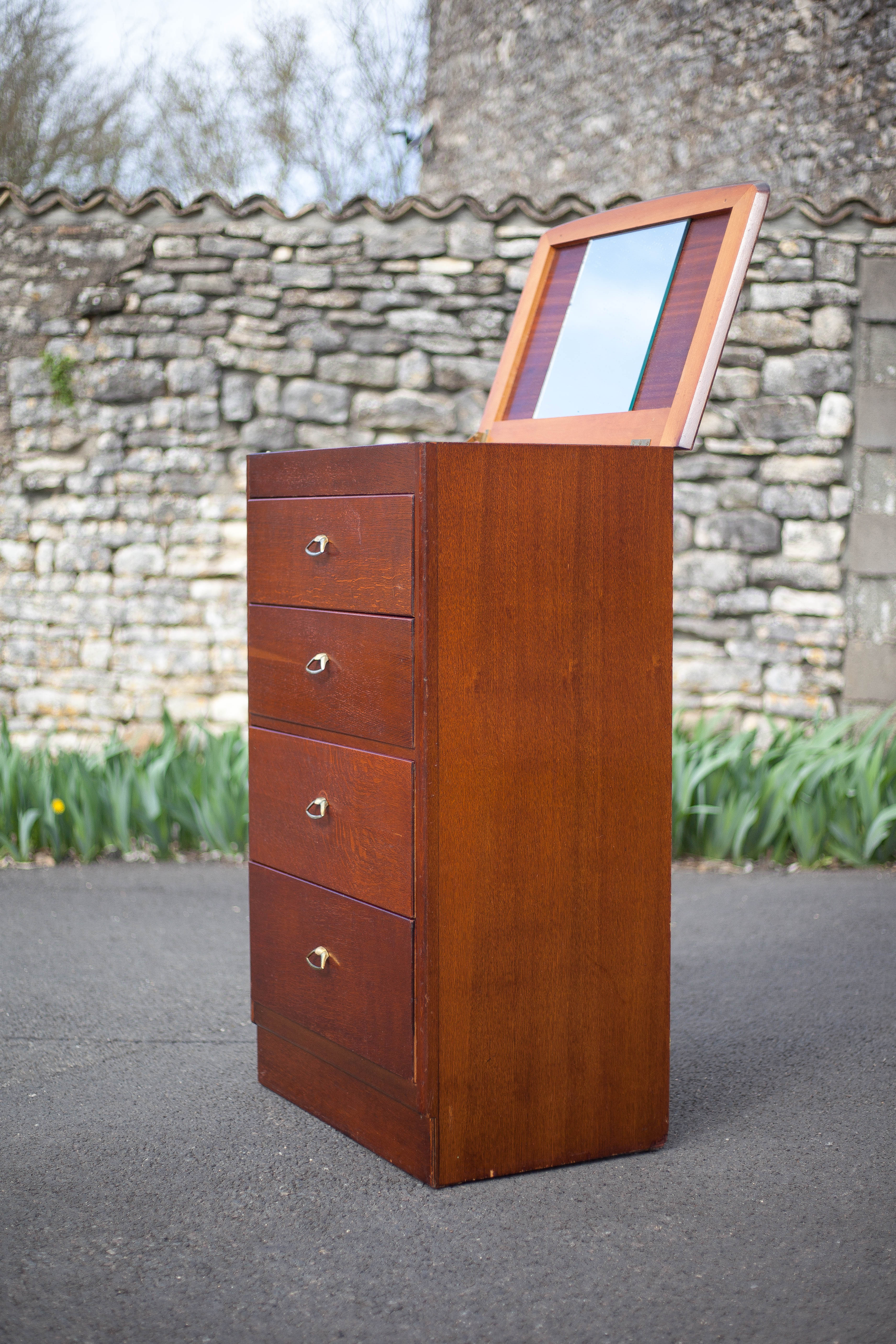 Chest of drawers with integrated mirror