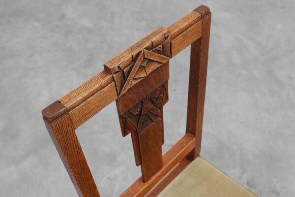 Chaise latérale en chêne de style École d'Amsterdam avec des sculptures géométriques, Les Pays-Bas