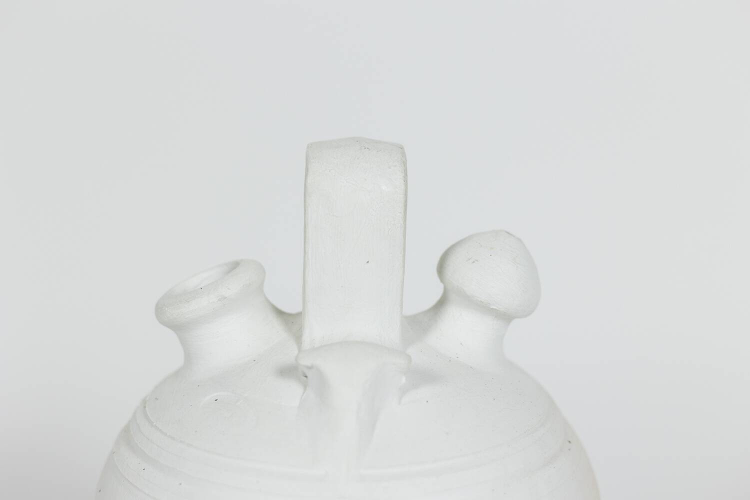 Vase en terre cuite peinte, travail contemporain