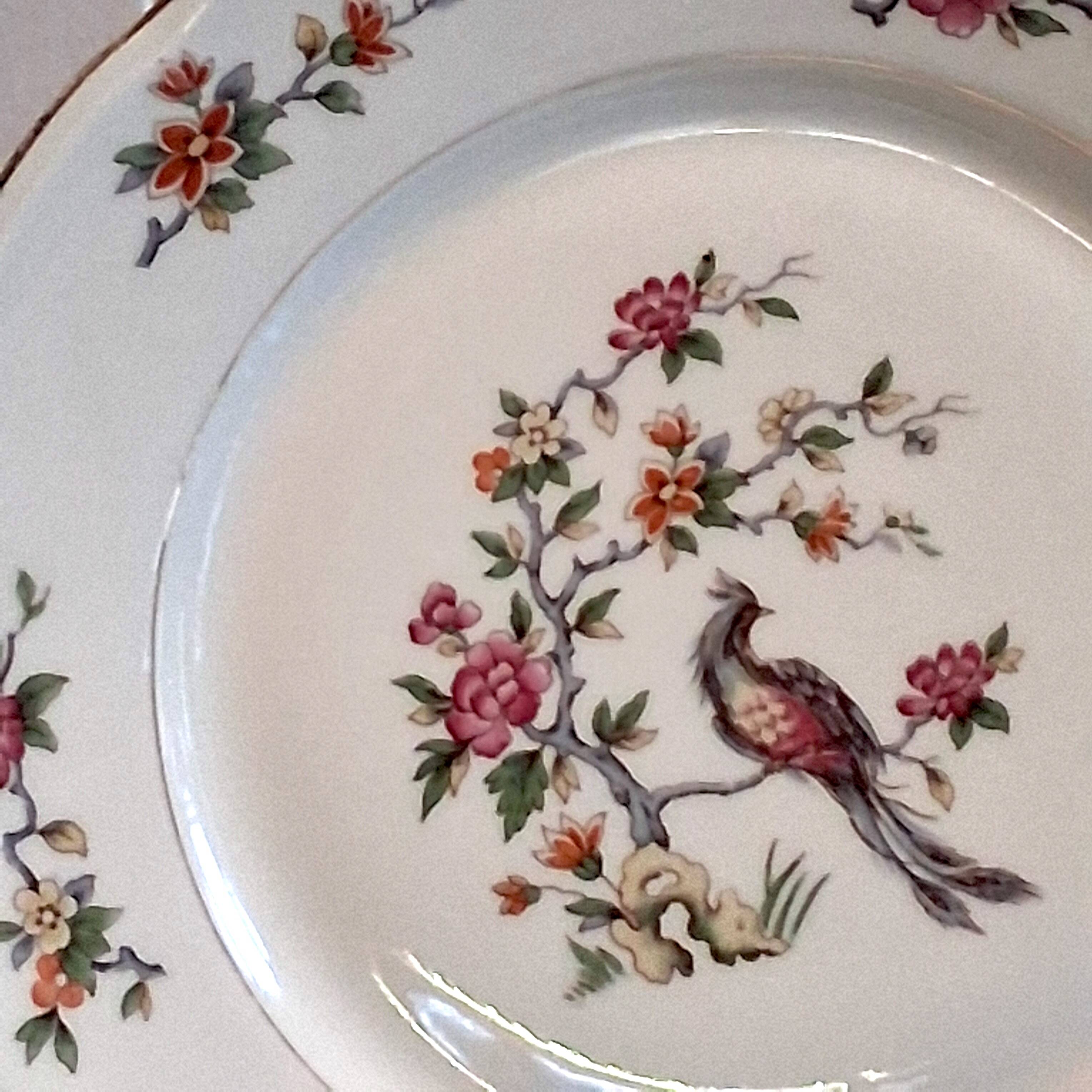 6 flat plates made of genuine porcelain in very good condition.