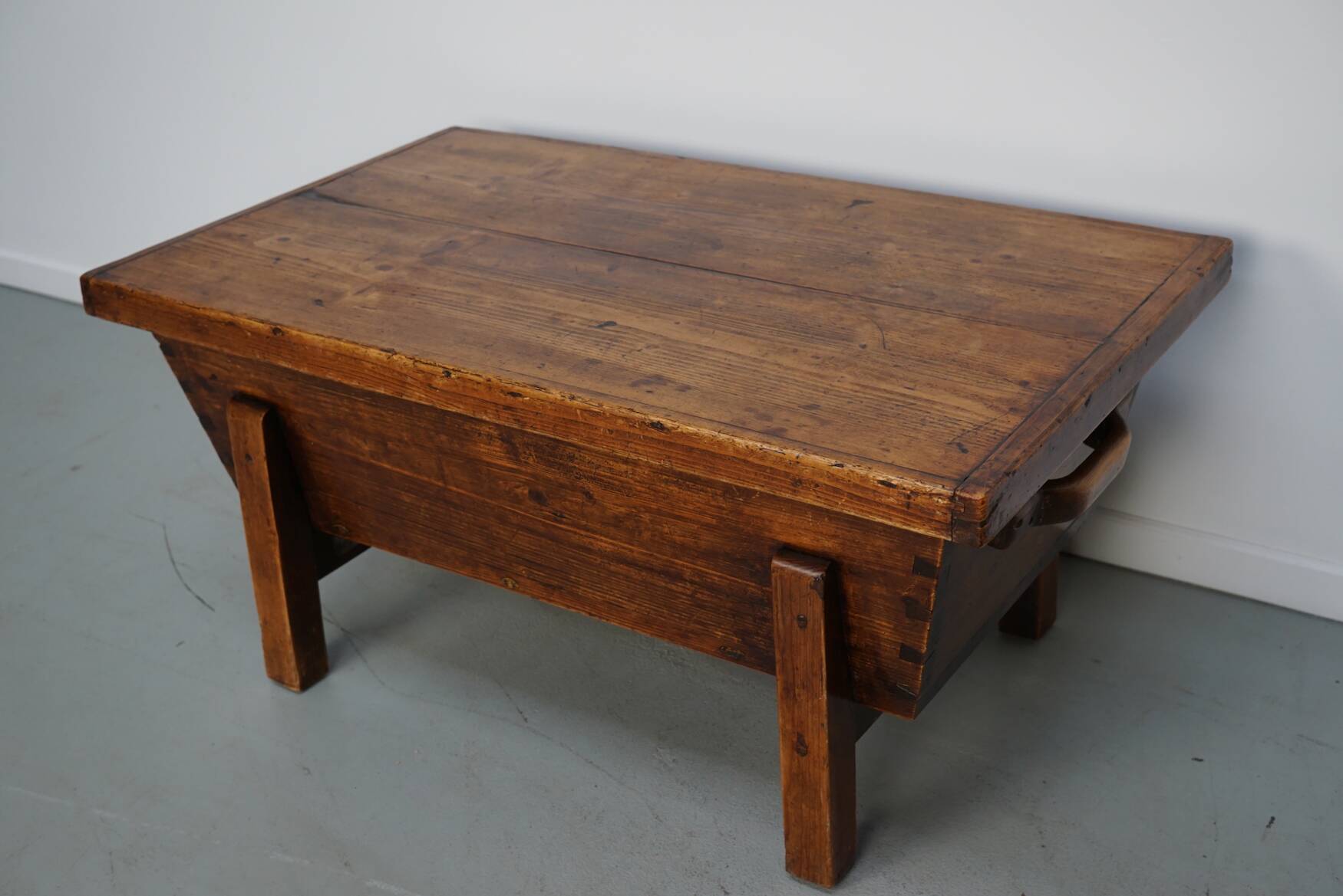 Table basse en pin rustique, style ferme français du début du 20e siècle