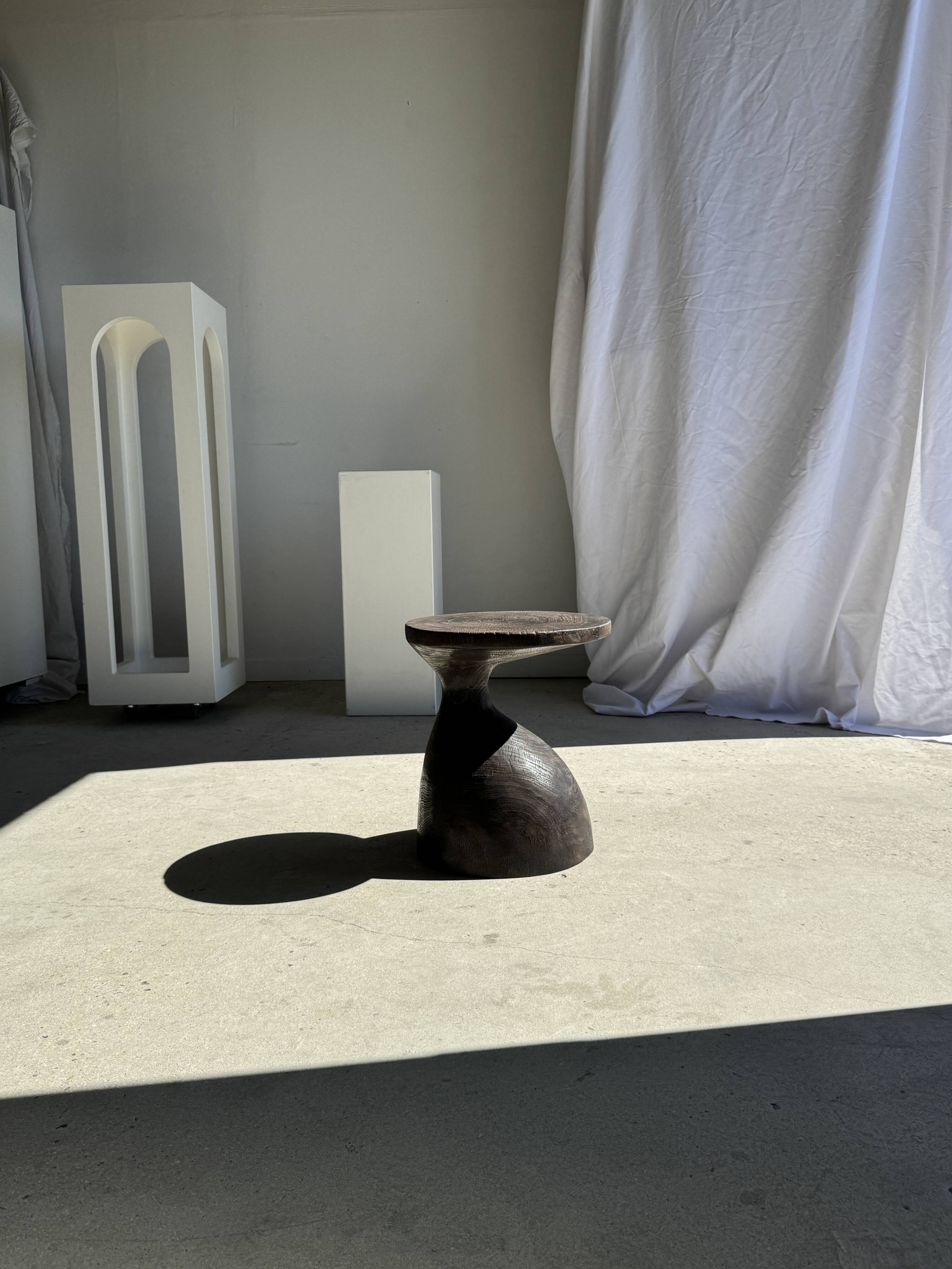 Sexy Neck - Solid wood (monoxyle) brown side table