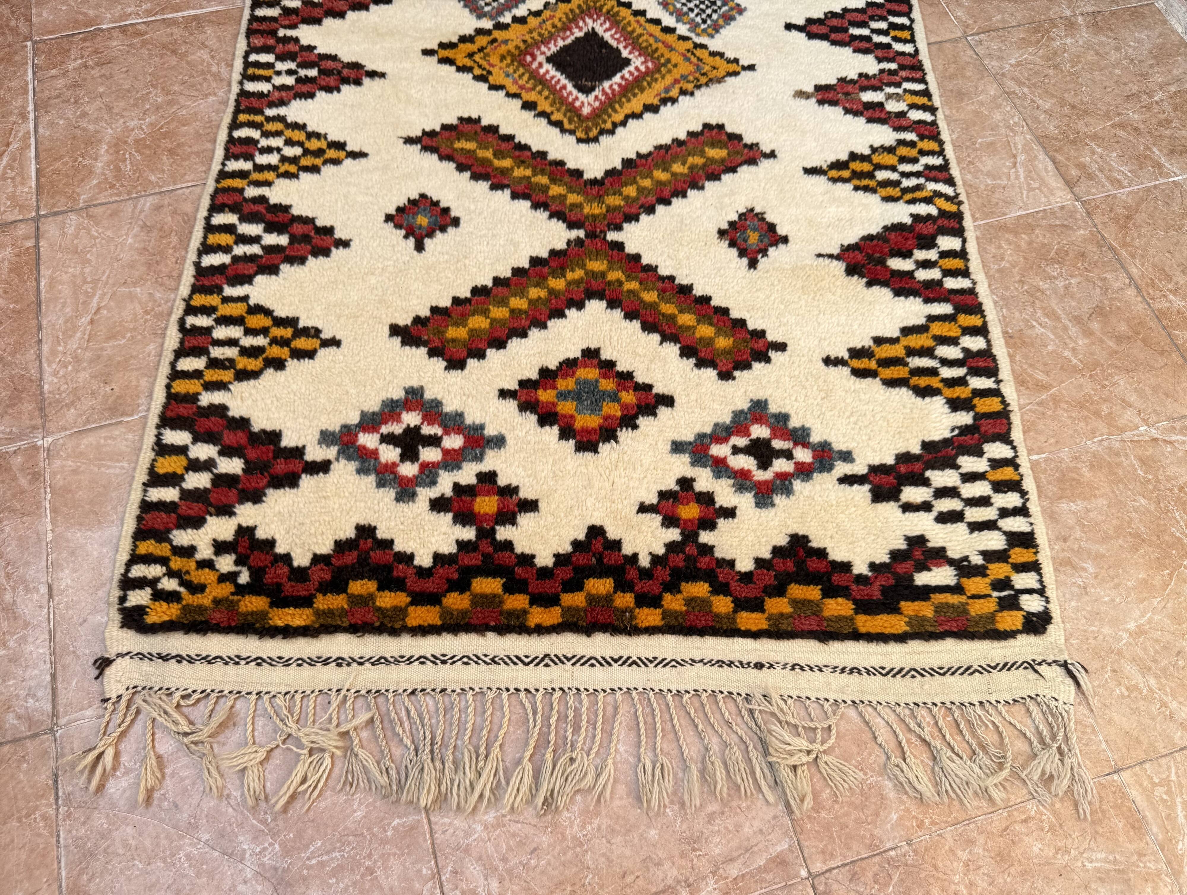Handmade Berber rug: Moroccan wall decoration (190 cm x 108 cm)