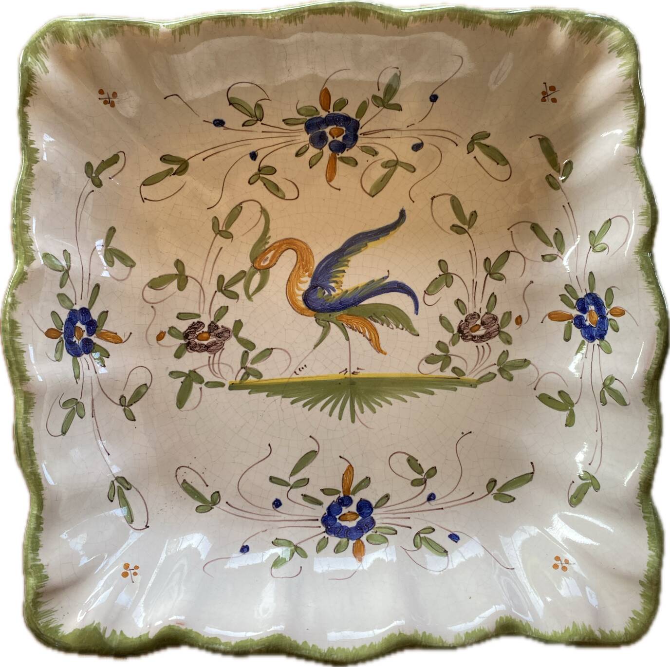Petit plat décoratif carré et creux en porcelaine de Moustiers