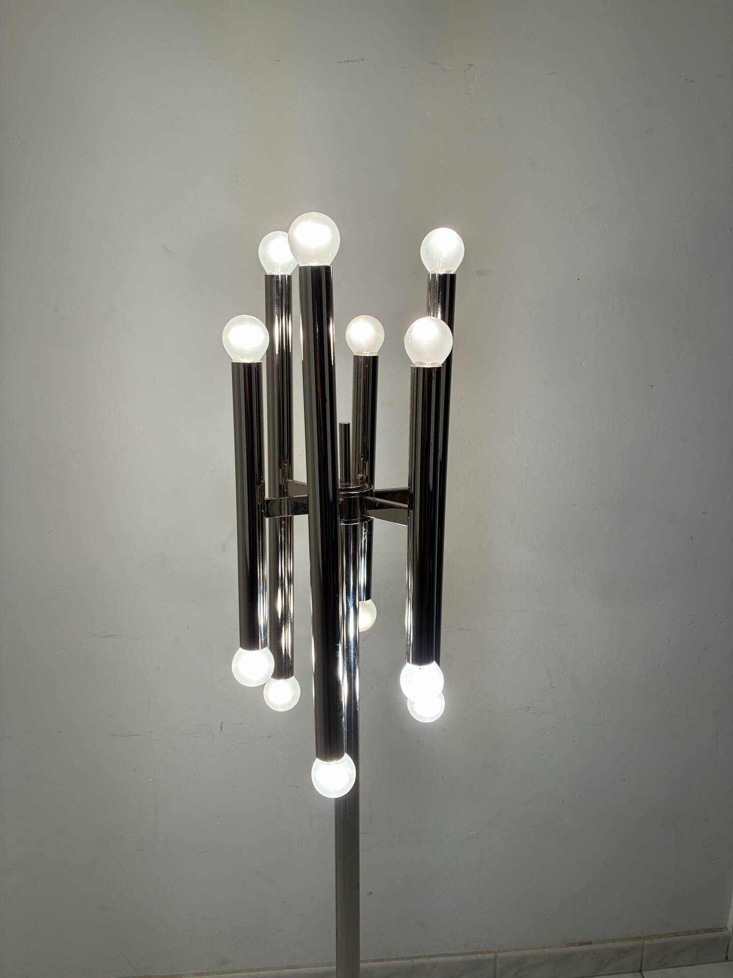 Lampe de sol vintage en chrome avec 12 lumières.