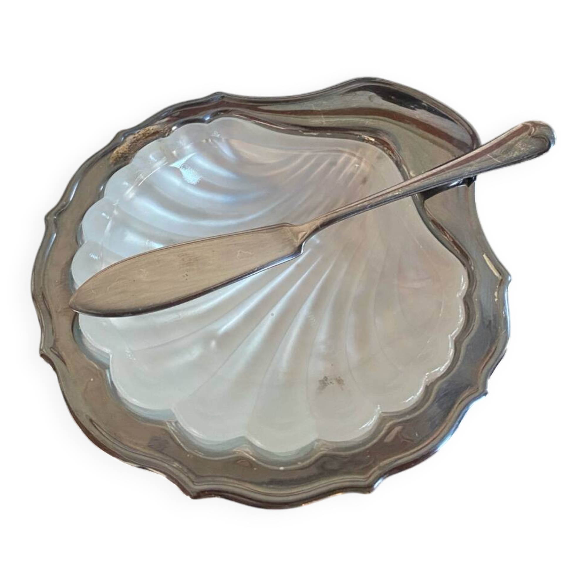 Shell butter dish and its silver-plated knife