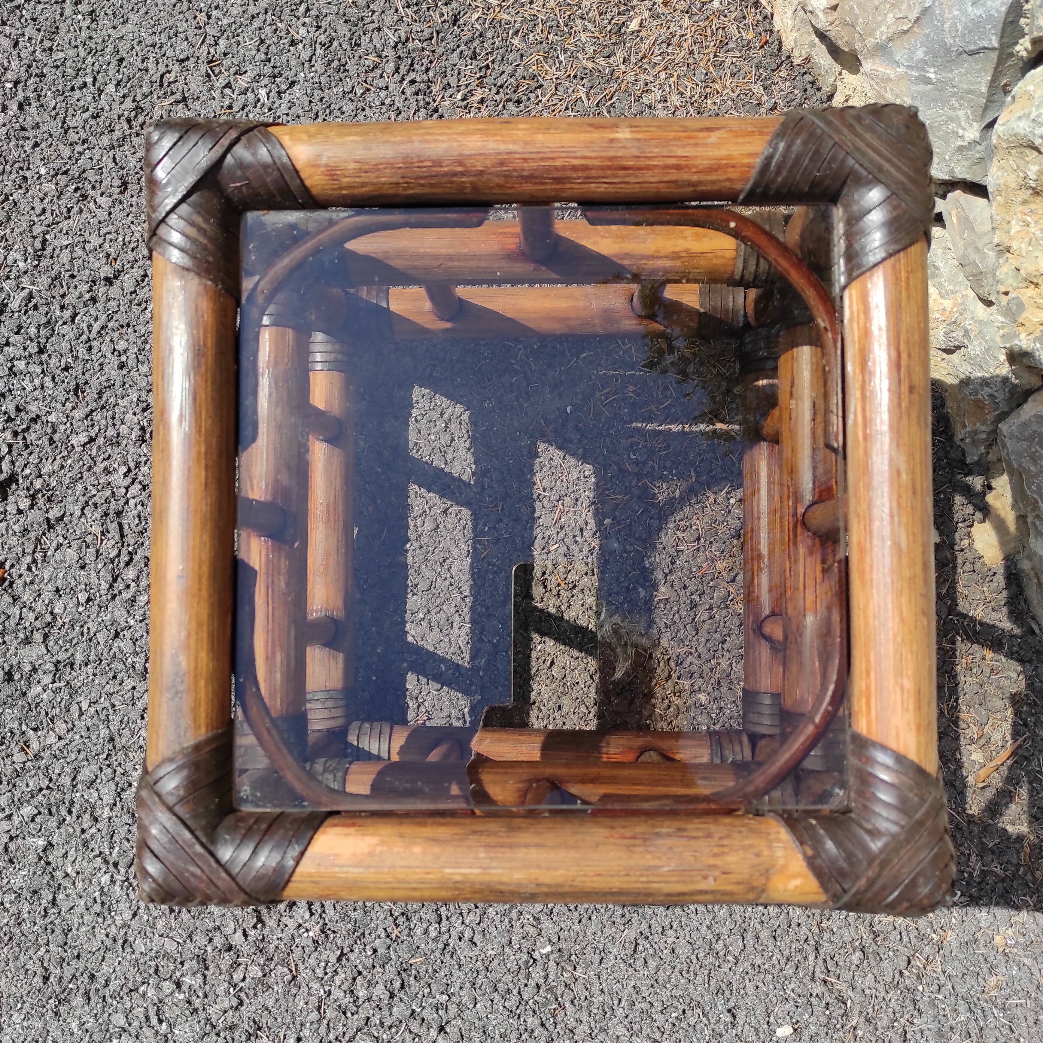 Table d'appoint en bambou vintage avec 1 plateau en verre couleur ambre foncé