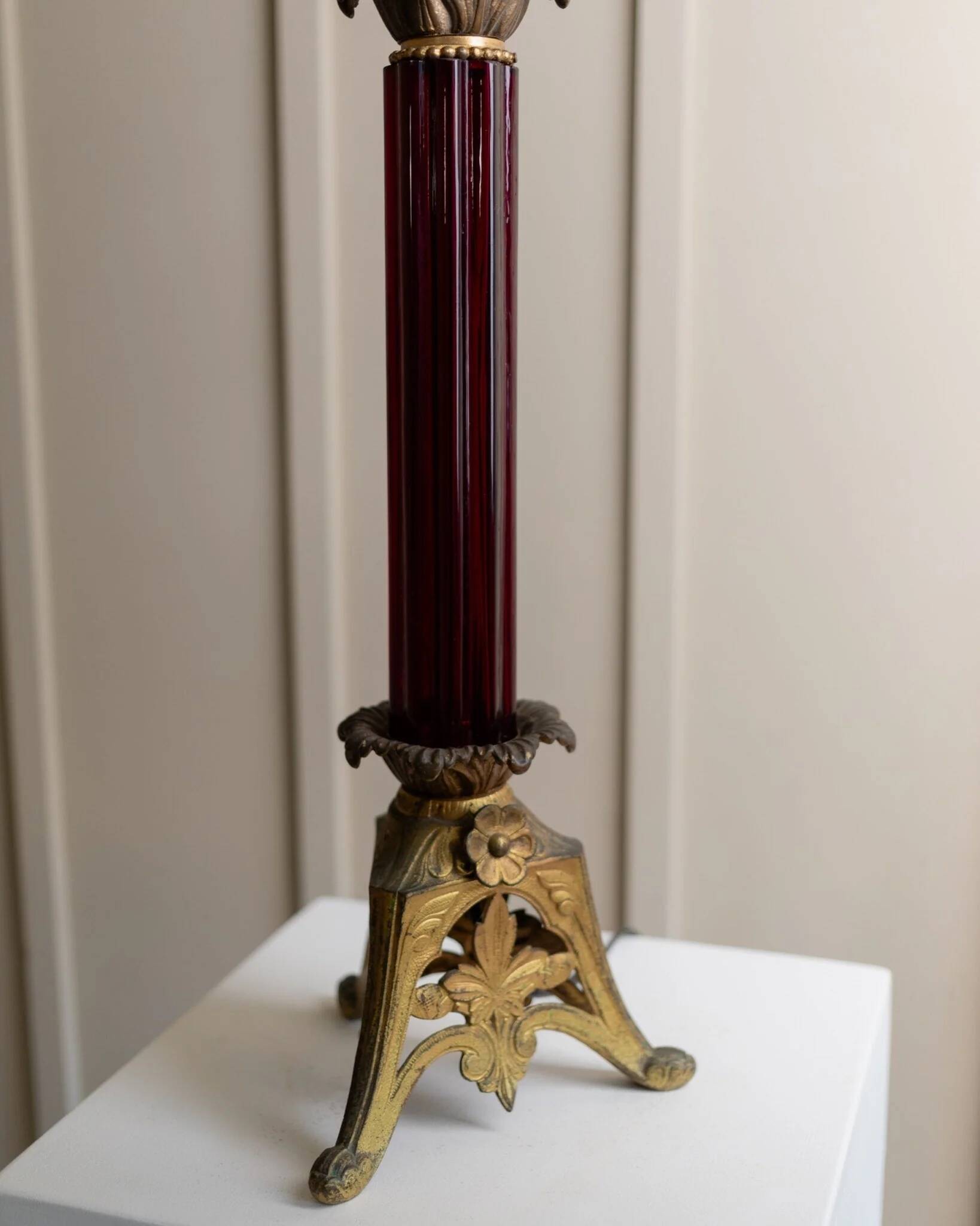 Lampe de table en laiton vintage avec colonne en verre rouge foncé, style Empire, fabriquée aux États-Unis dans les années 1910.