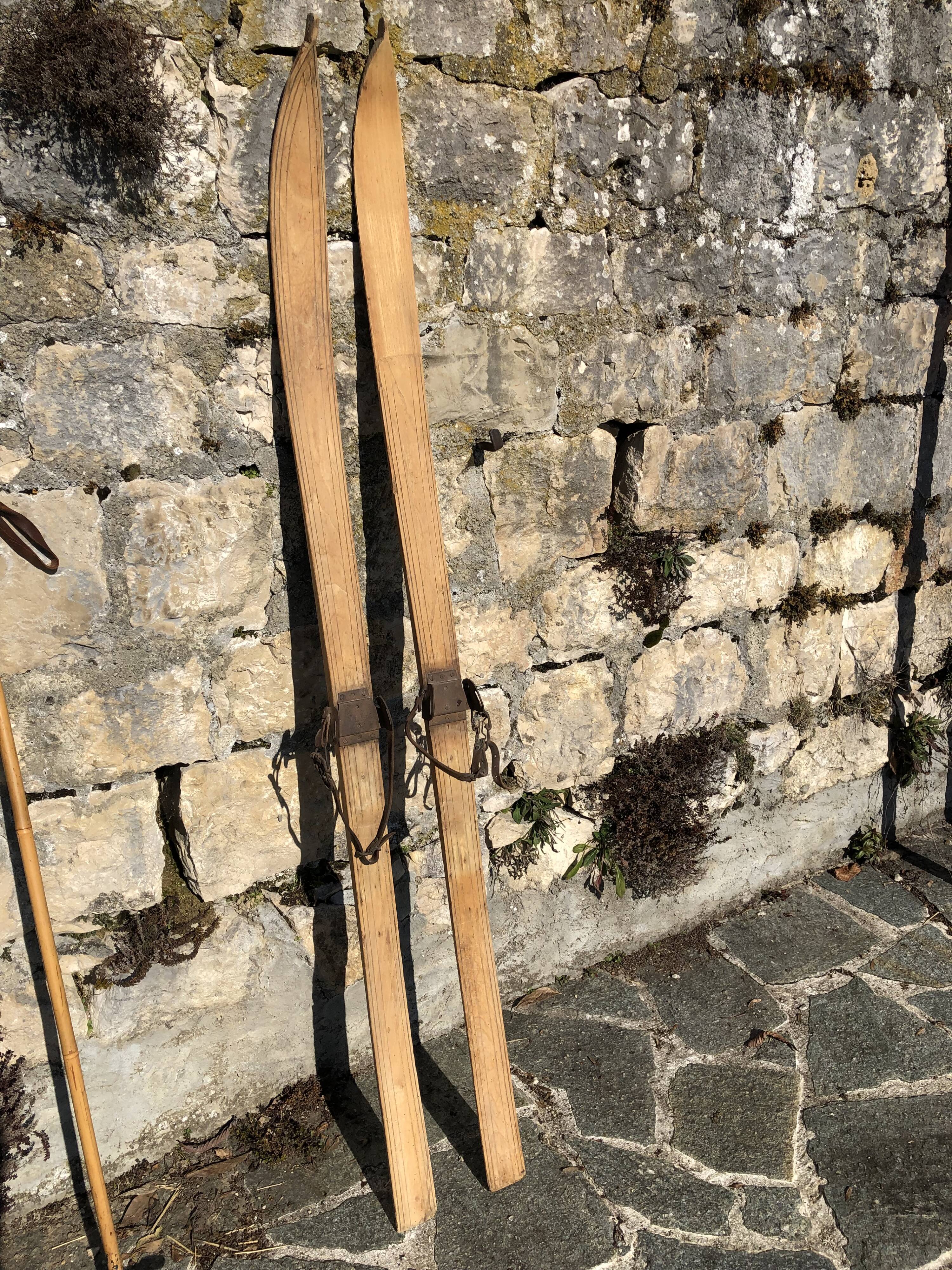 Paire de skis en bois vintage