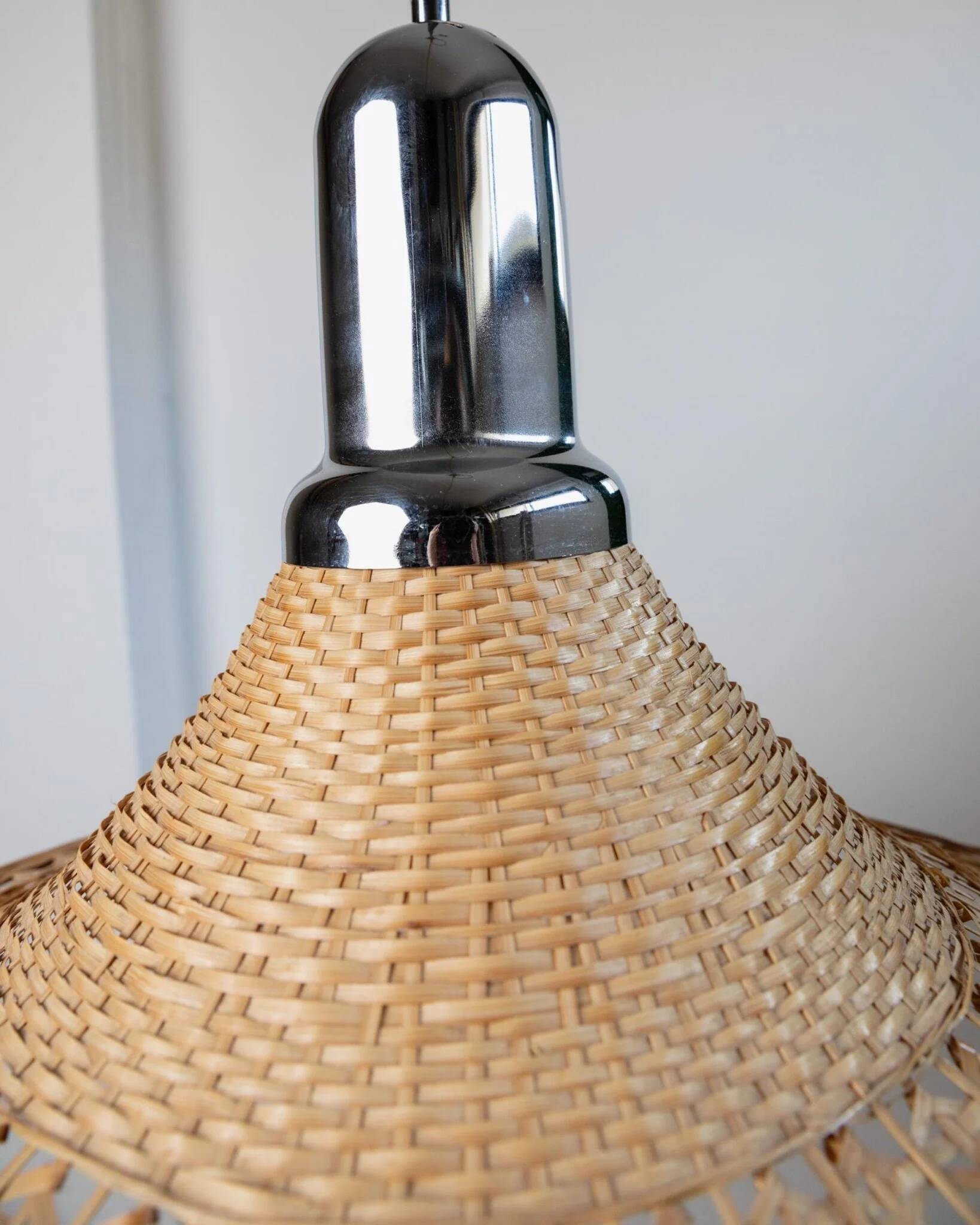 Grand lampadaire vintage en osier avec un dessus en chrome et un abat-jour en osier naturel – lumière suspendue italienne des années 1970 de l'ère spatiale.