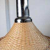 Grand lampadaire vintage en osier avec un dessus en chrome et un abat-jour en osier naturel – lumière suspendue italienne des années 1970 de l'ère spatiale.