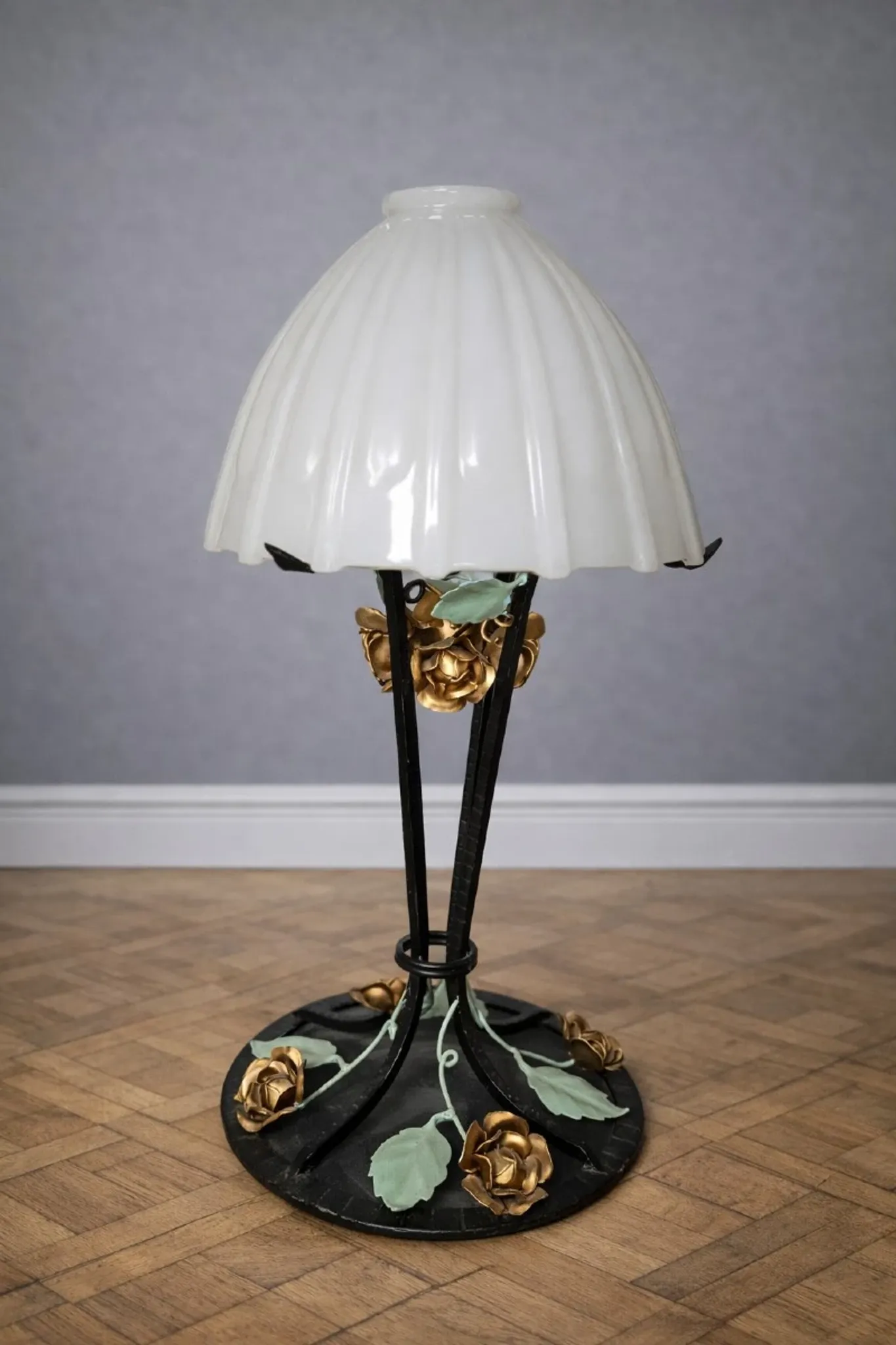Lampe de table Art Déco – fer forgé et opaline blanche – H 58 cm
