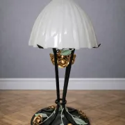 Lampe de table Art Déco – fer forgé et opaline blanche – H 58 cm