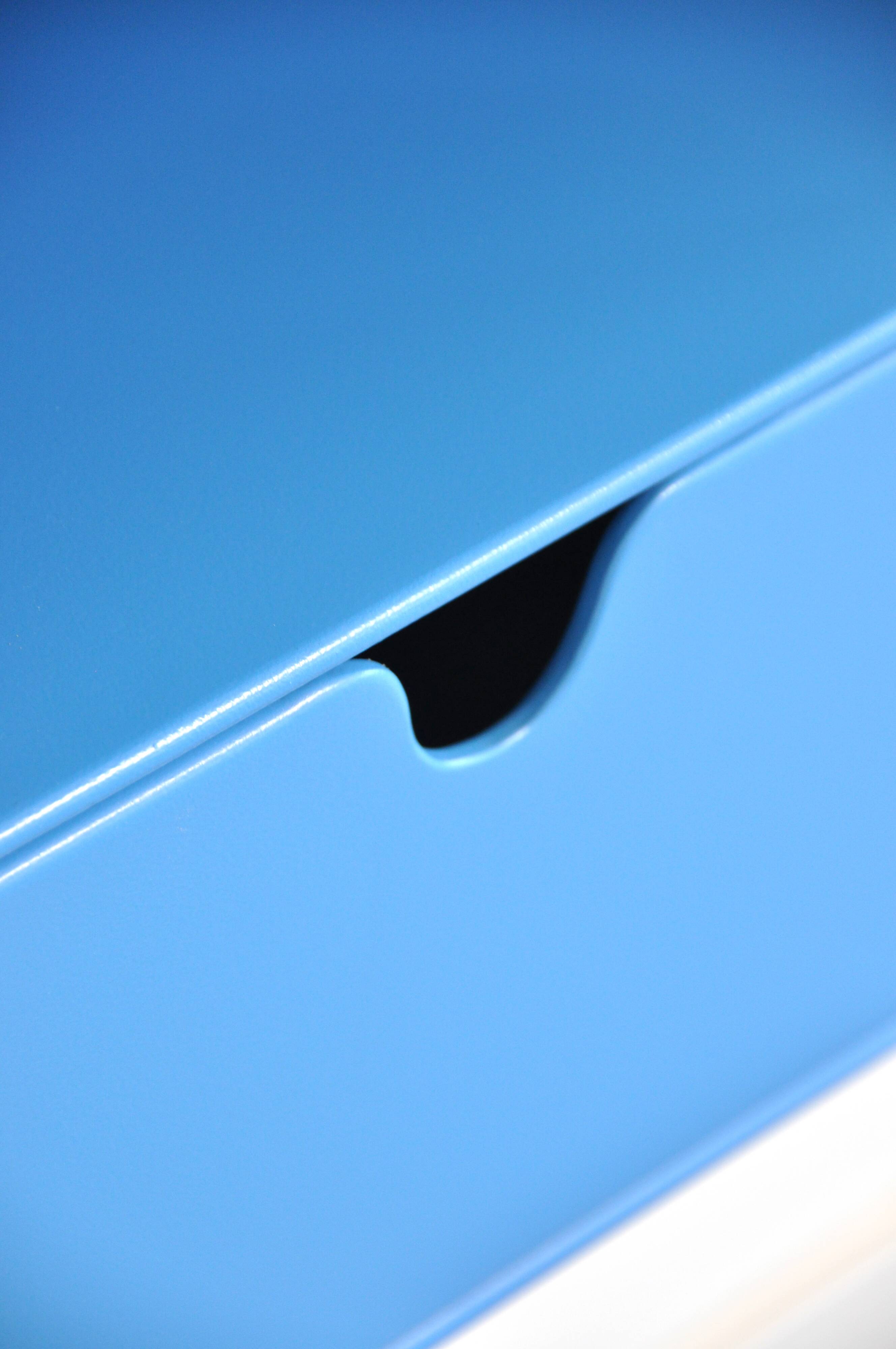 Wall-mounted cabinet in Trespa