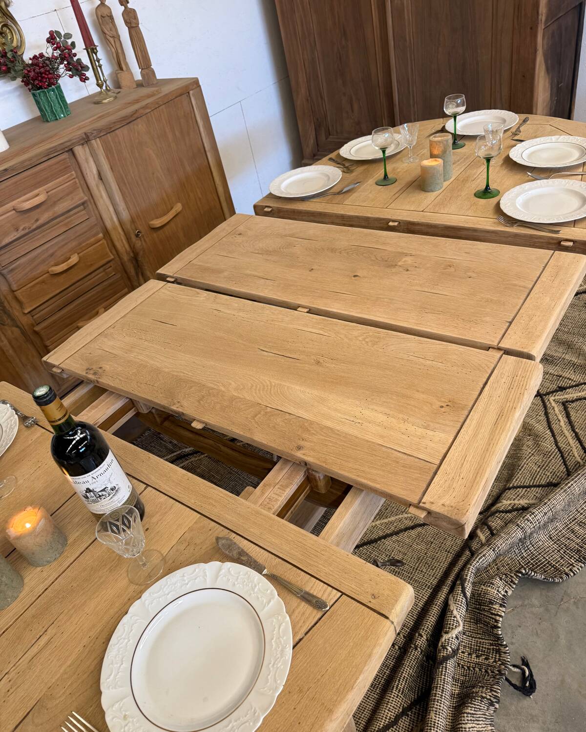 Extendable farmhouse table in solid oak