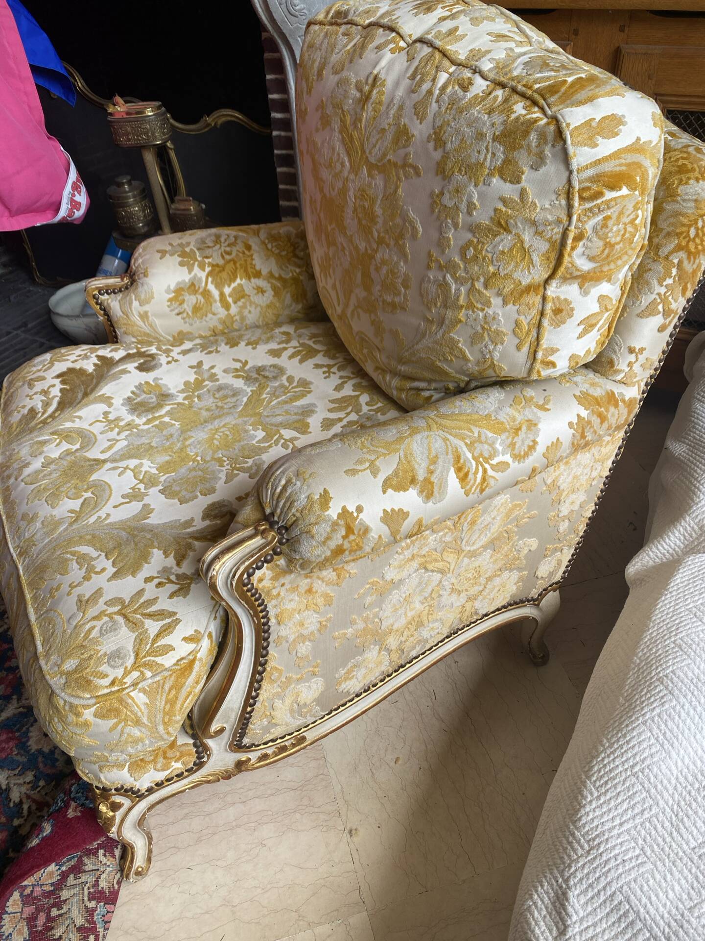 2 fauteuils et un canapé vintage velours jaune et or.