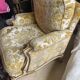 2 fauteuils et un canapé vintage velours jaune et or.
