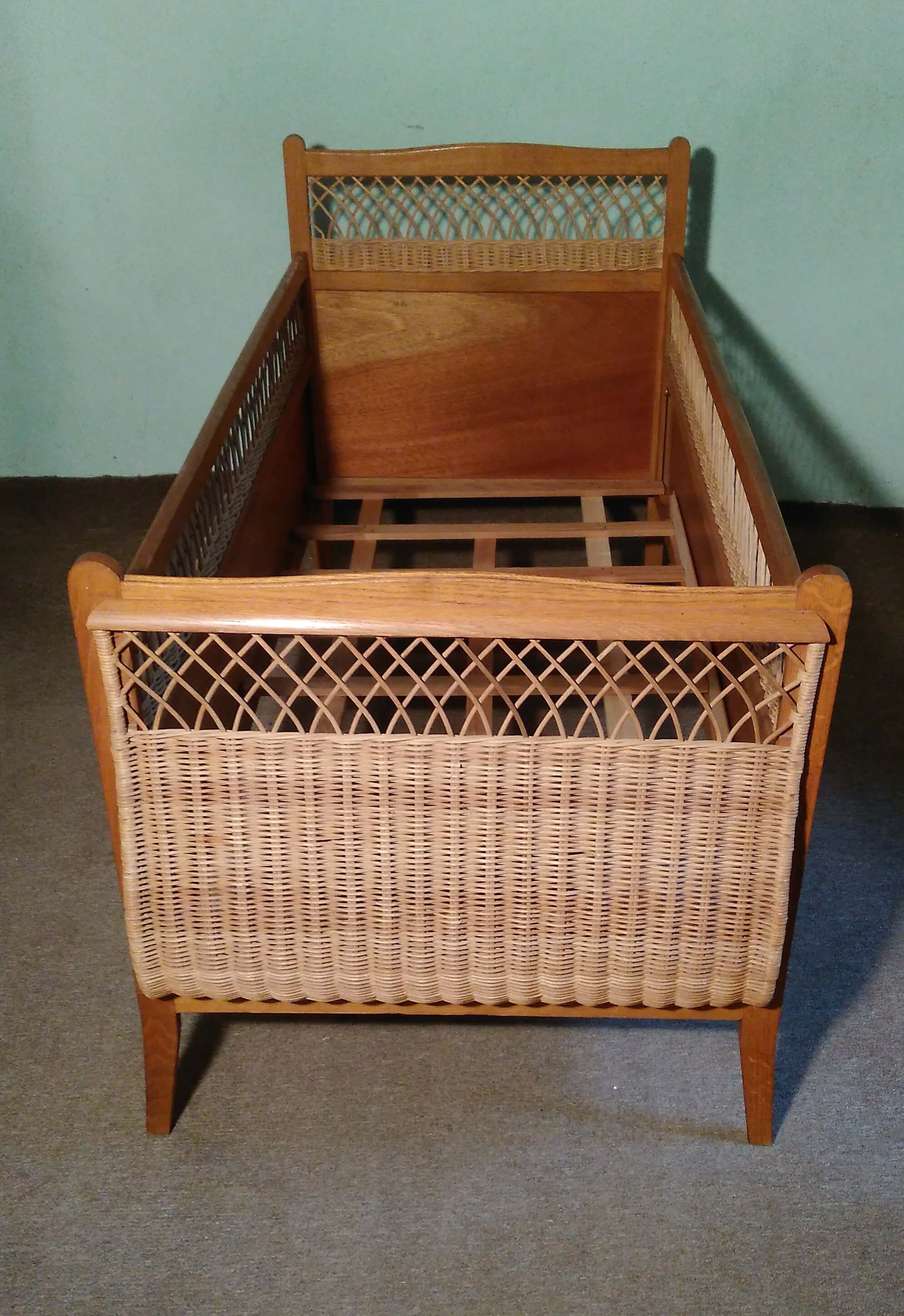 Children's bed wood and rattan feet compas vintage 60s