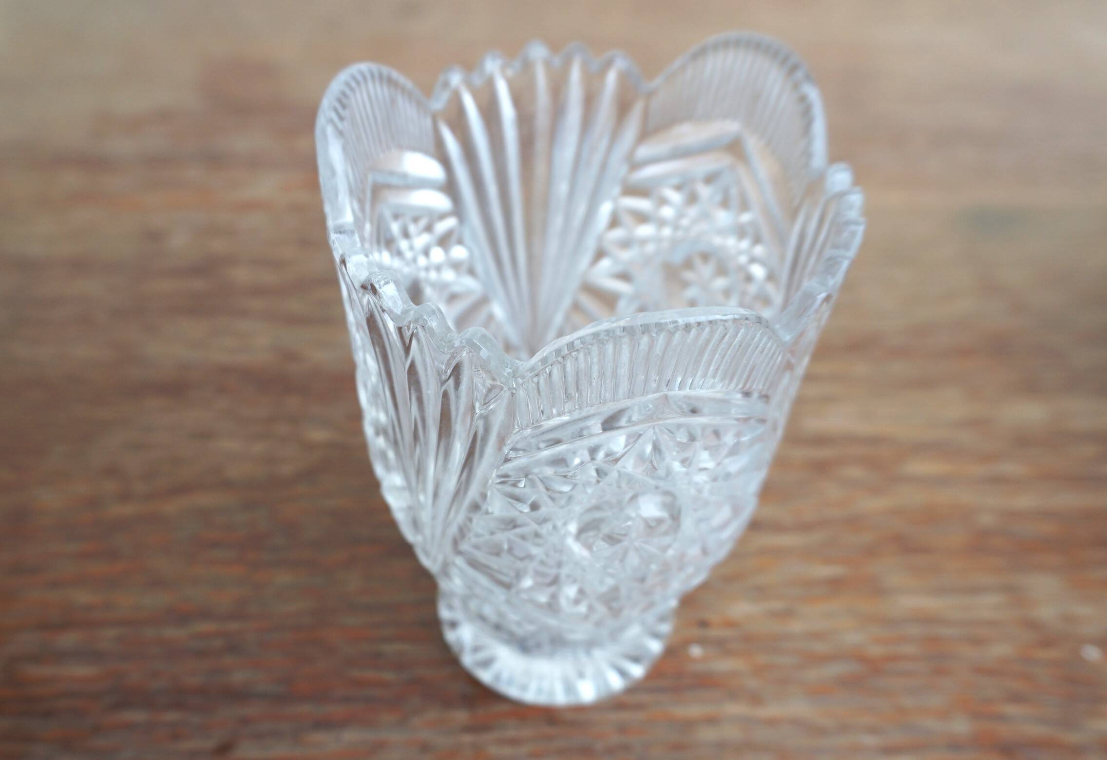 Small crystal vase with chiseled patterns and geometric decorations