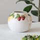 Vase boule vintage en relief barbotine fruits