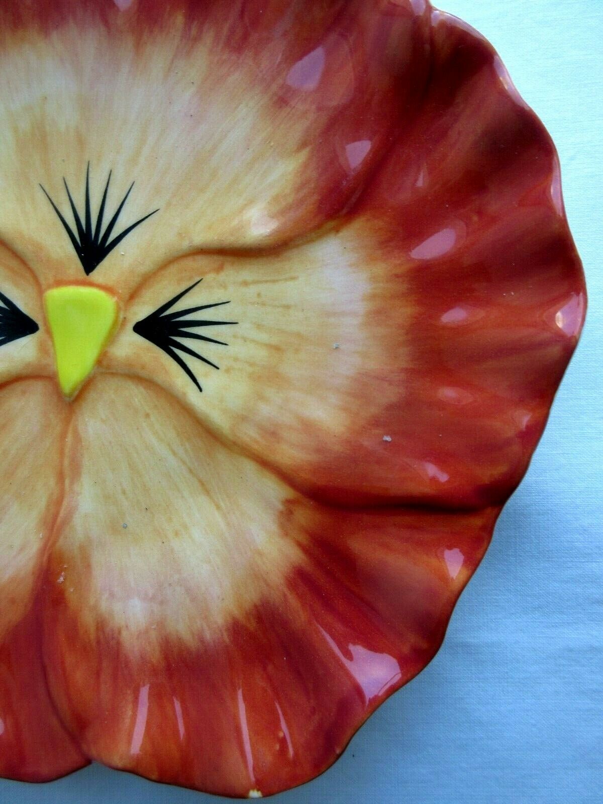 Decorative plate in earthenware dabbling: Orange thought with a yellow heart