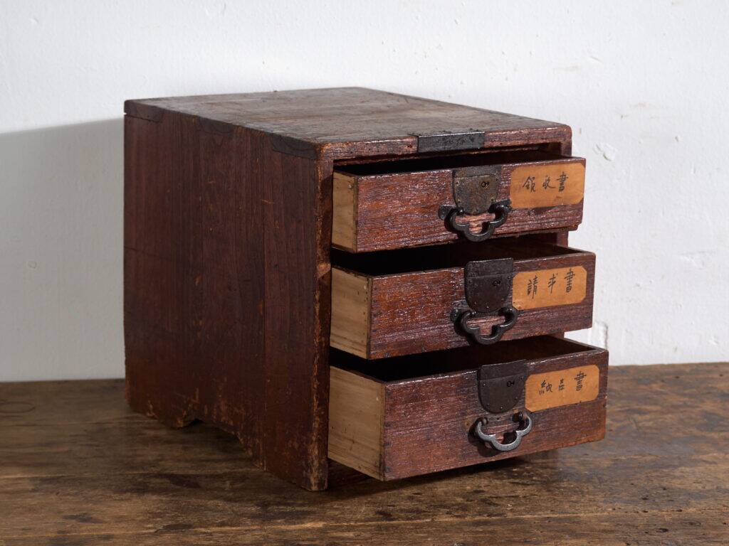Small ko-dansu chest of drawers in paulownia with kanji labels – Japan, Meiji period