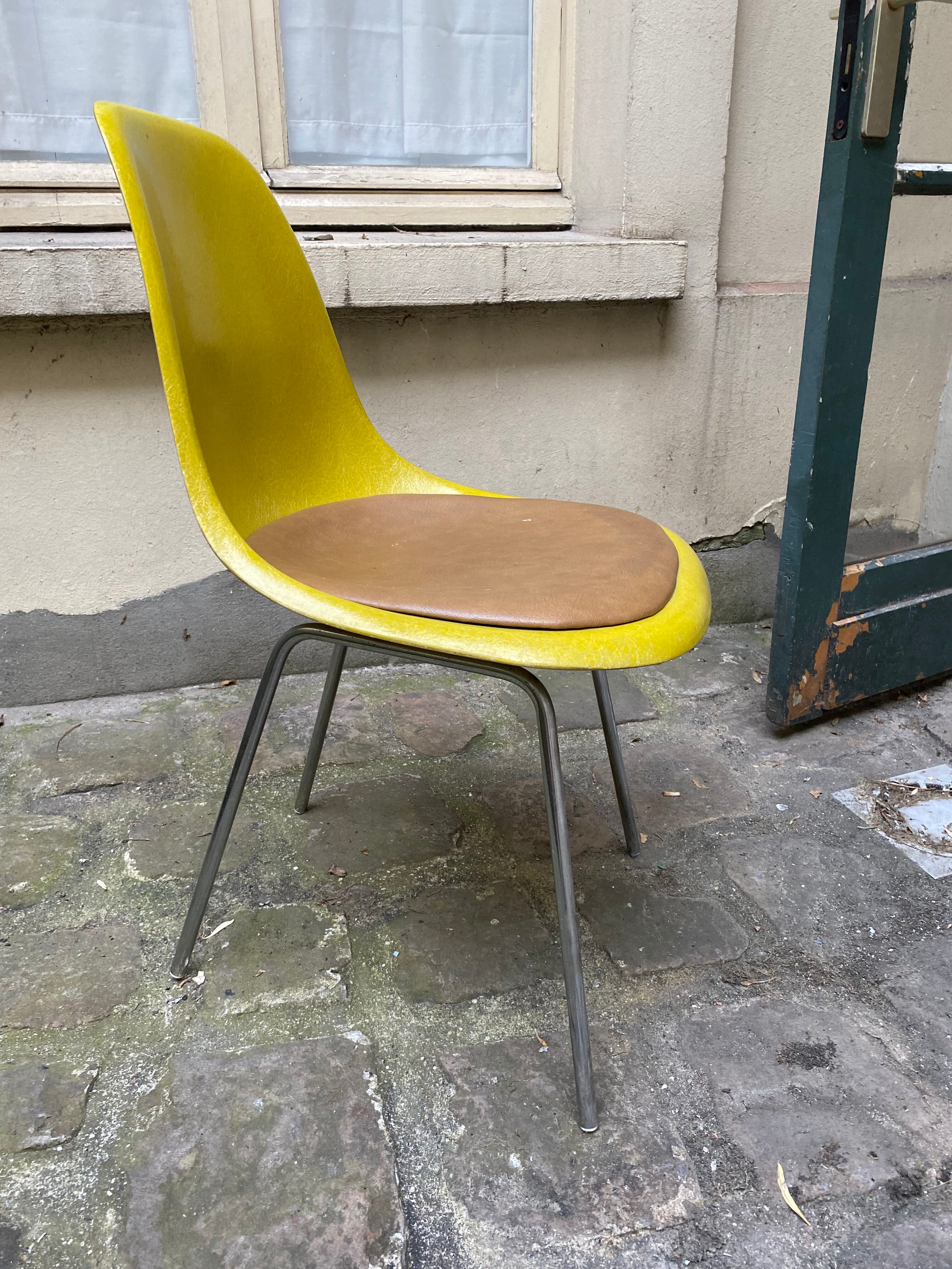 Charles and ray eames chair, dsx model, edited by herman millar for mobilier international