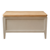 Coffre à jouets vintage réenchanté en beige, plateau bois.