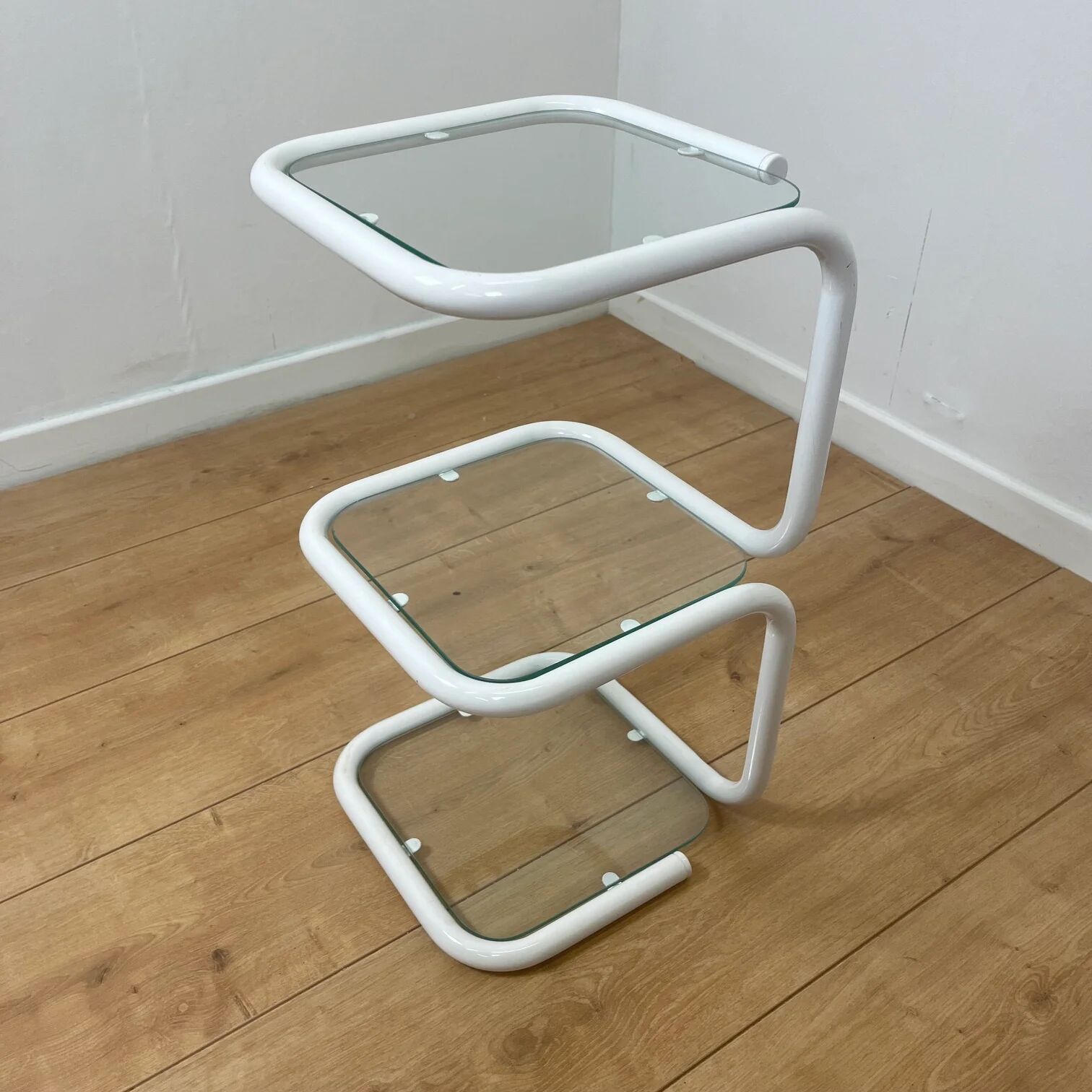 Table d’appoint vintage en métal tubulaire blanc et verre, design moderniste années 1980