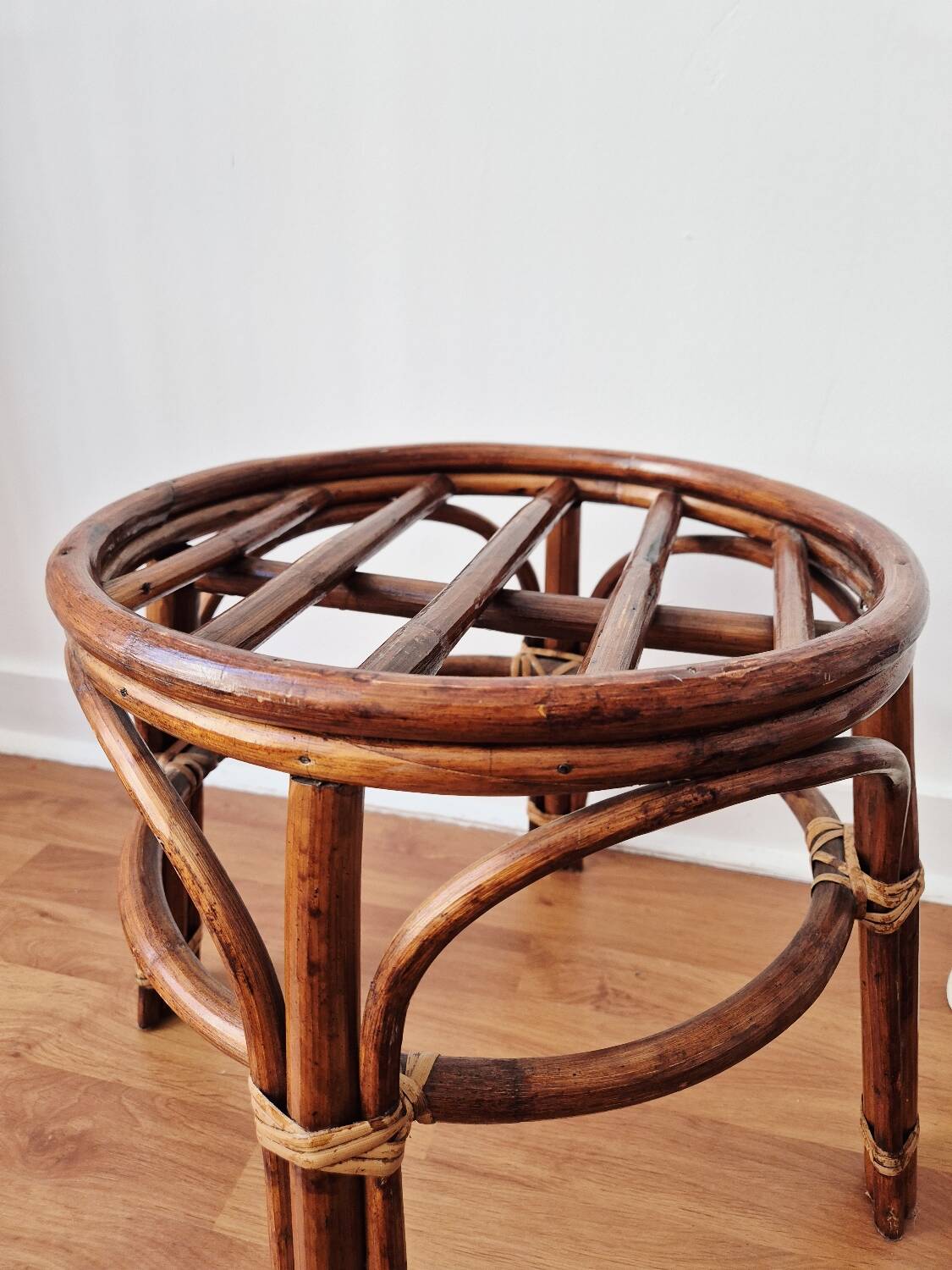 Rattan stool/plant stand - Vintage