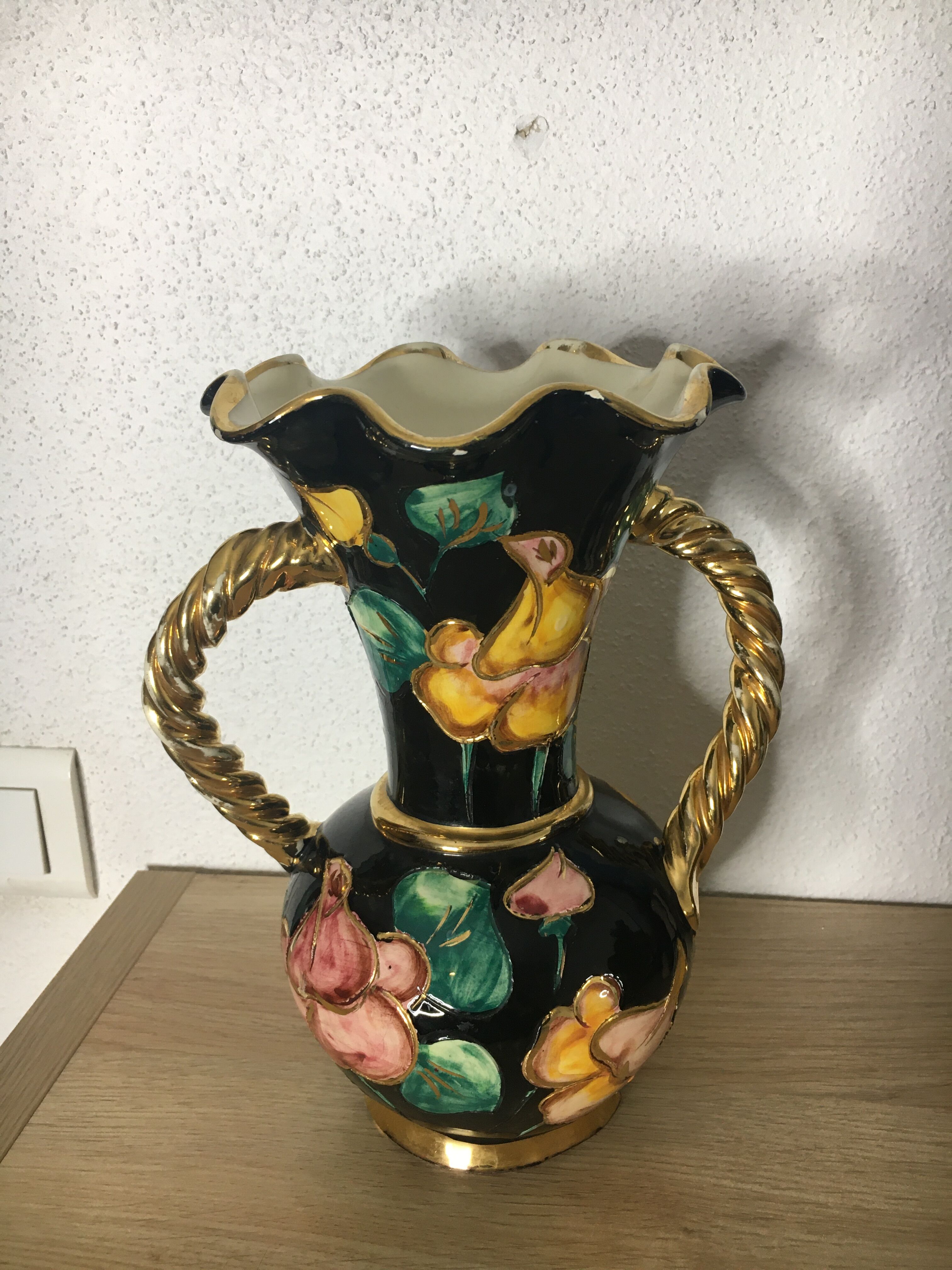 Vase Vallauris avec décor fleurs, dorure et anses torsadées