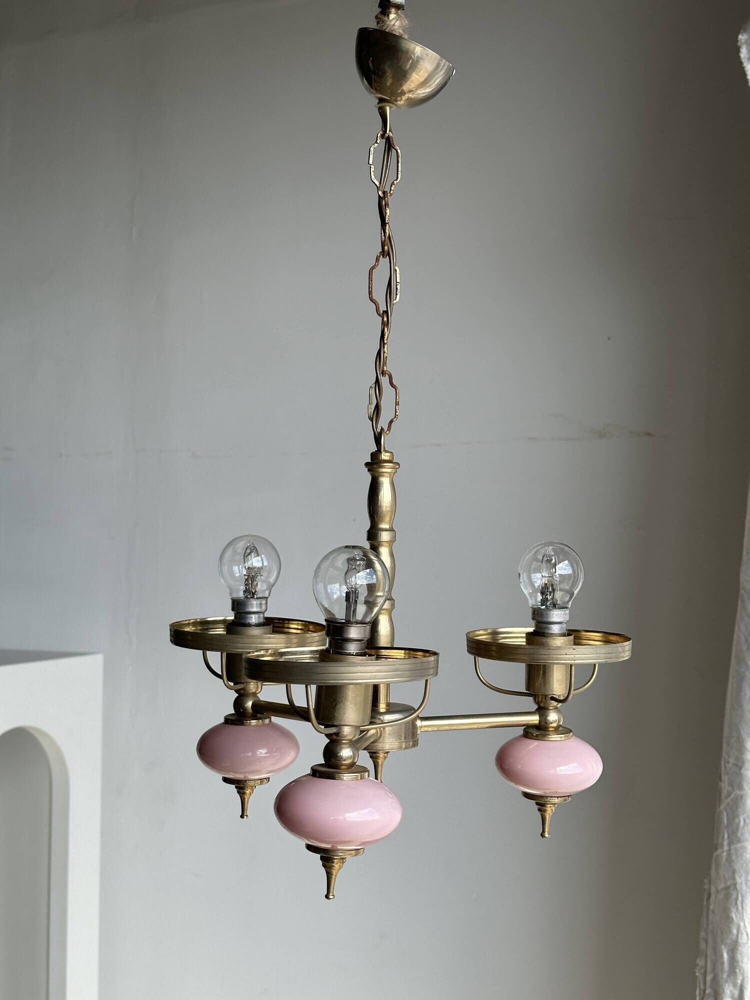Petit lustre rose et doré à 3 bras de lumières