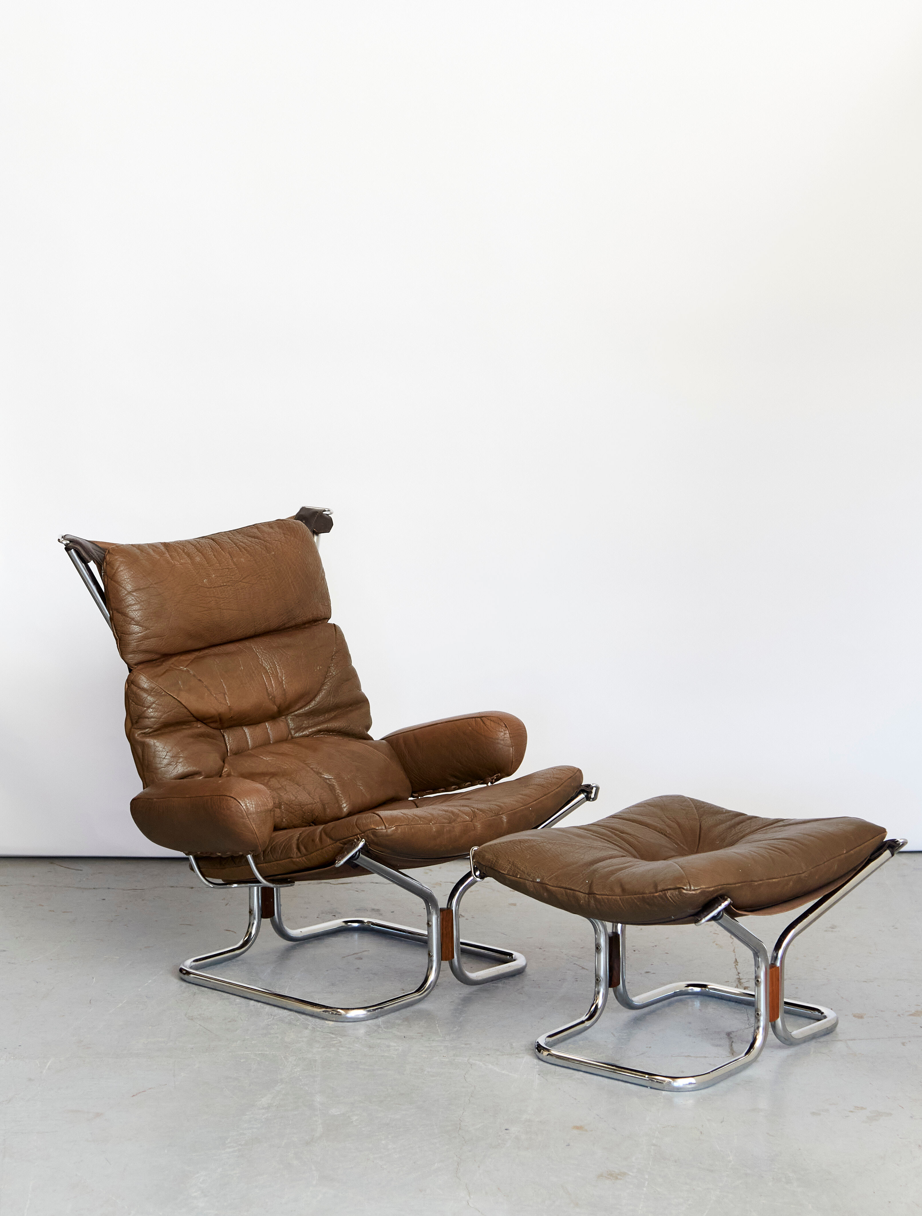 Fauteuil et ottoman design Harald Relling édité par Langlos Möbelfabrik