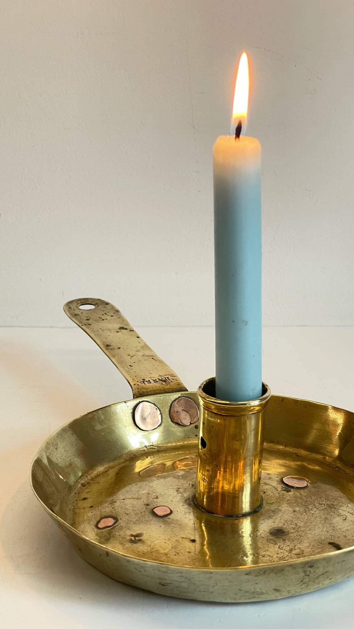 LOW HAND BRASS CANDLESTICK ANTIQUE